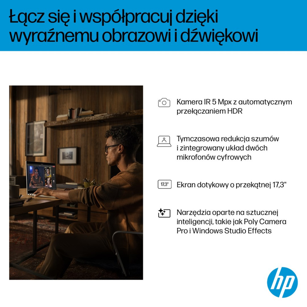 Mężczyzna korzystający z laptopa w drewnianym pokoju z listą funkcji HP.