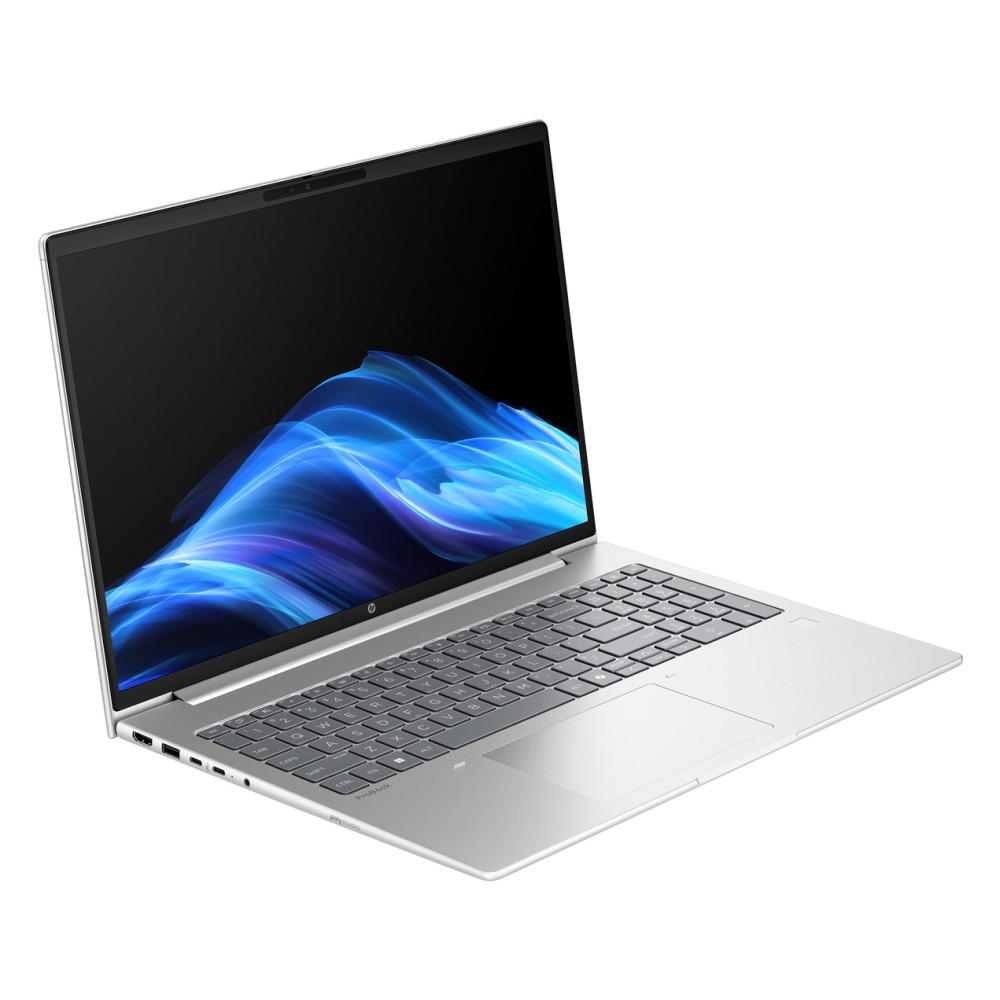 Srebrny laptop z czarną klawiaturą wyświetla na ekranie niebieski, abstrakcyjny wzór fal.