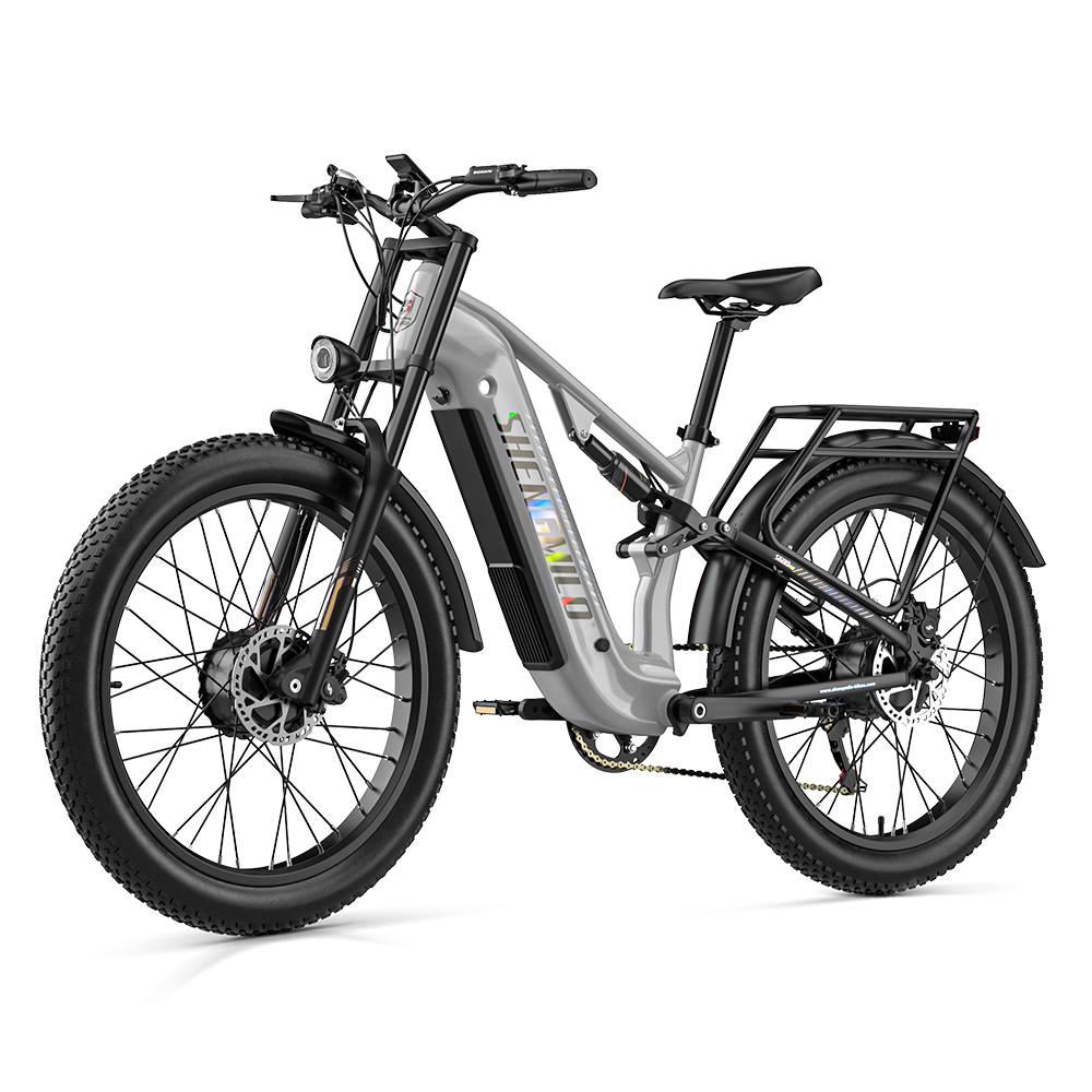 Una bicicleta eléctrica Shengmilo plateada con neumáticos anchos sobre fondo negro.