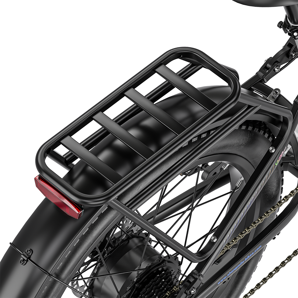 Parrilla trasera de e-bike negra con luz roja sobre el neumático.