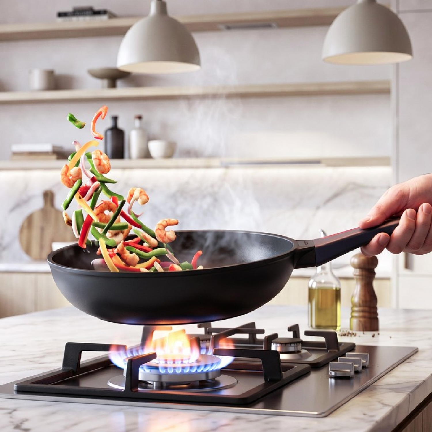 Una mano saltea camarones y verduras de colores en una sartén sobre una estufa de gas en una cocina moderna.