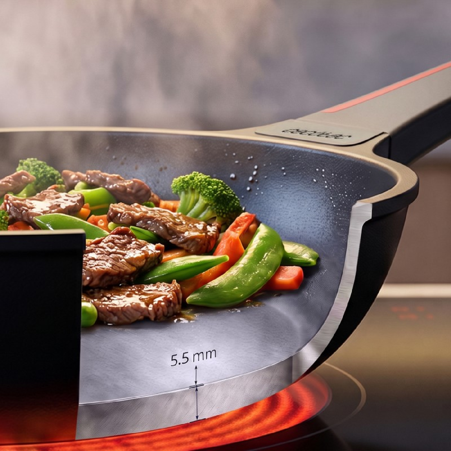Una sección transversal de una sartén de 5,5 mm de espesor muestra carne y verduras cocinándose.