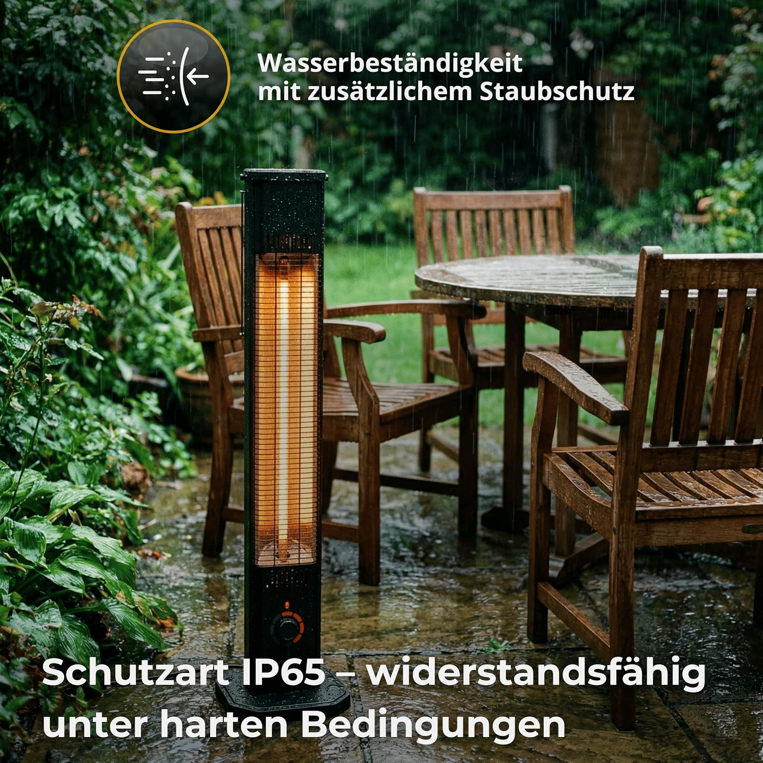 Ein schwarzer Standheizstrahler auf einer nassen Terrasse im Regen mit Holzmöbeln und Garten im Hintergrund.