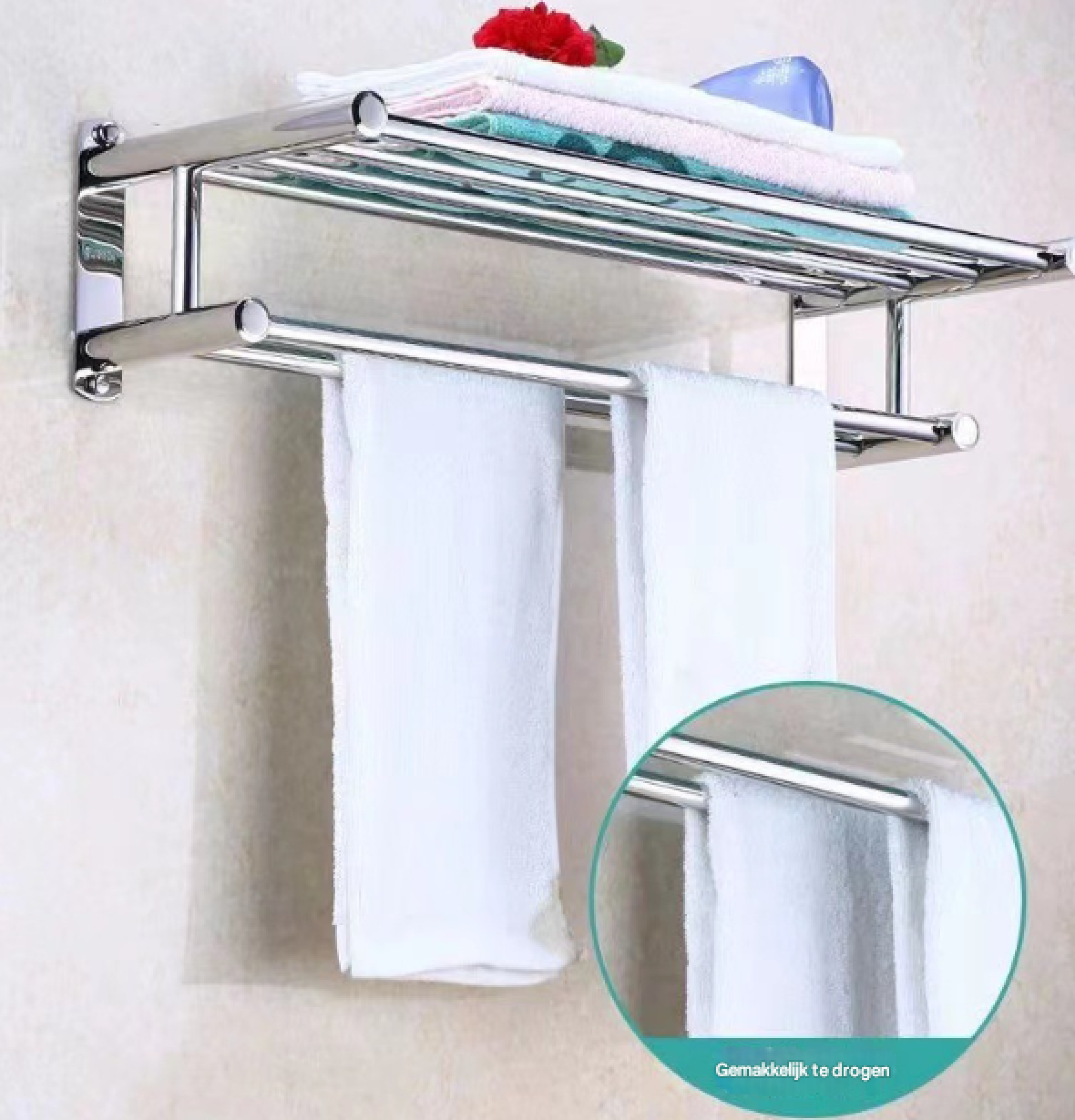 Glänzendes Chrom-Handtuchregal an einer Wand mit gefalteten Handtüchern oben und zwei hängenden weißen Handtüchern.