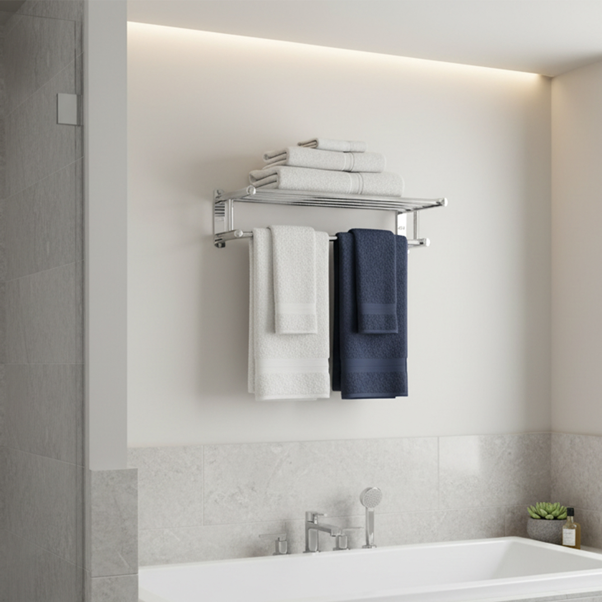 Ein Metall-Handtuchhalter mit weißen Handtüchern oben und hängenden weißen und blauen Handtüchern über einer Badewanne.