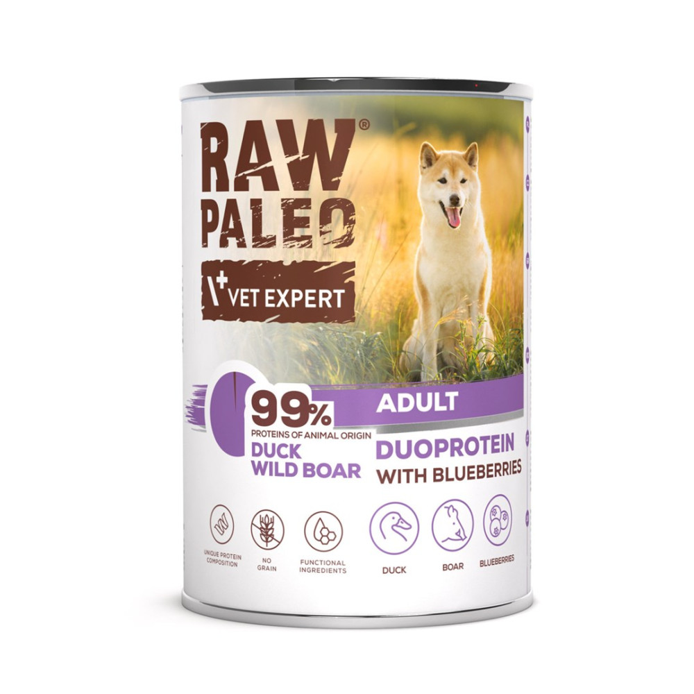 Puszka karm dla psa Raw Paleo z kaczką i dzikiem, z psem w trawie.