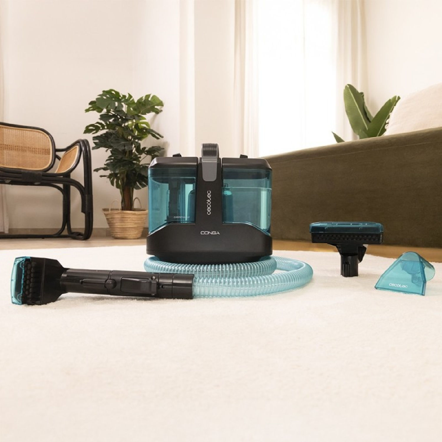 Un aspirapolvere per liquidi e solidi nero e blu con accessori si trova su un tappeto bianco.