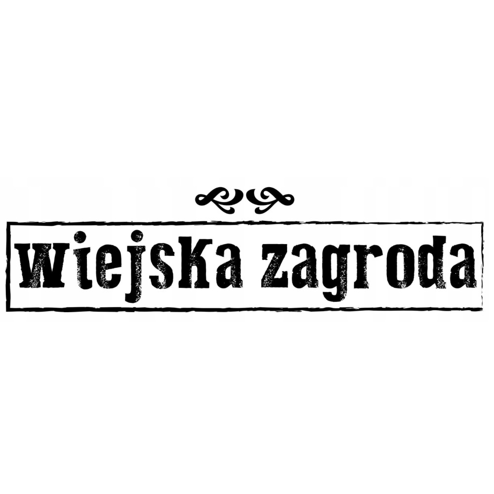 Czarny napis Wiejska Zagroda w prostokątnej ramce z ornamentami.