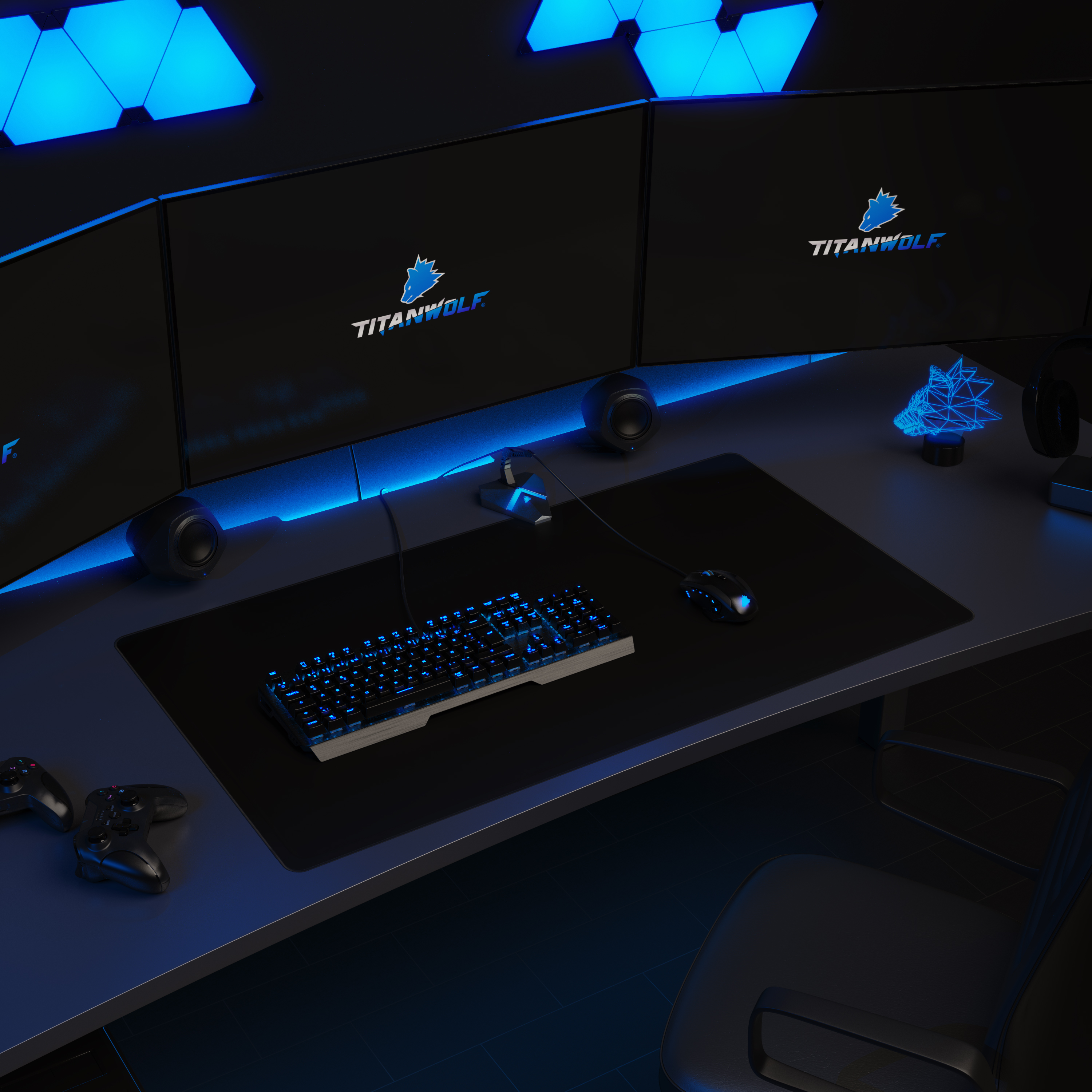 Gaming-Setup mit drei Monitoren, blau leuchtender Tastatur, Maus, Lautsprechern und Controllern auf dunklem Schreibtisch.