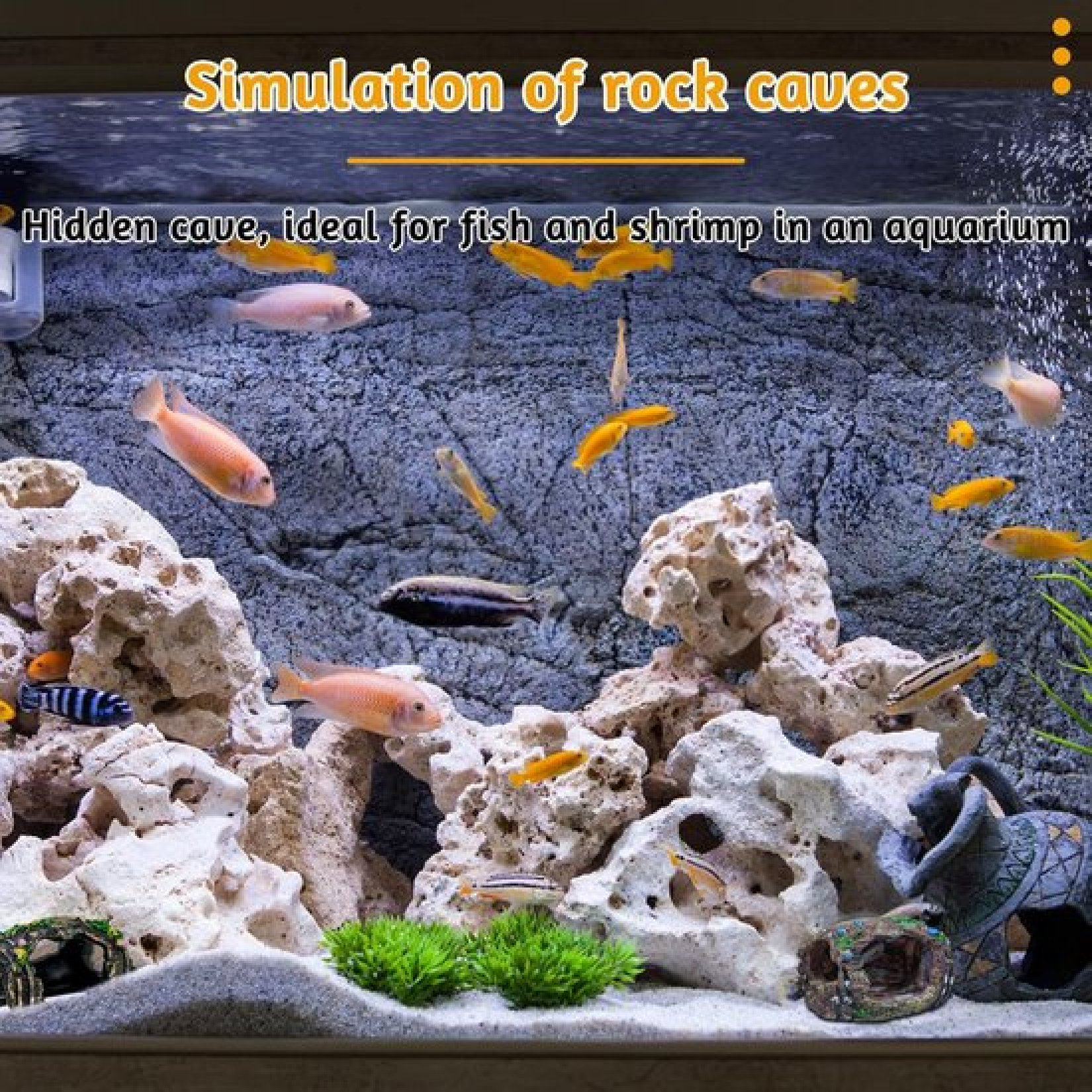 Ein Aquarium mit Felsenhöhlen und vielen bunten Fischen vor einem grauen Hintergrund.