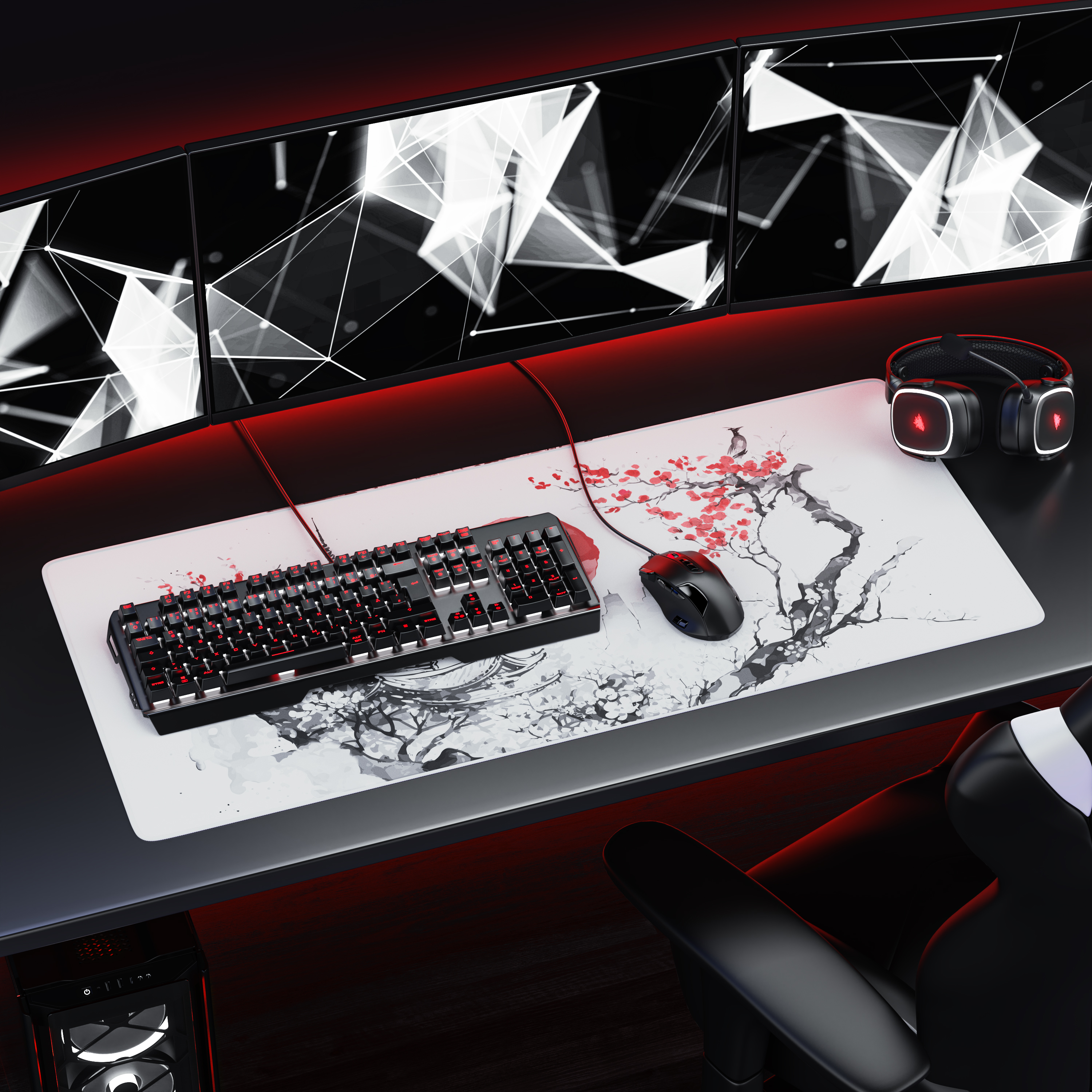 Gaming-Schreibtisch mit drei Monitoren, Tastatur, Maus, Headset und Kirschblüten-Mauspad.