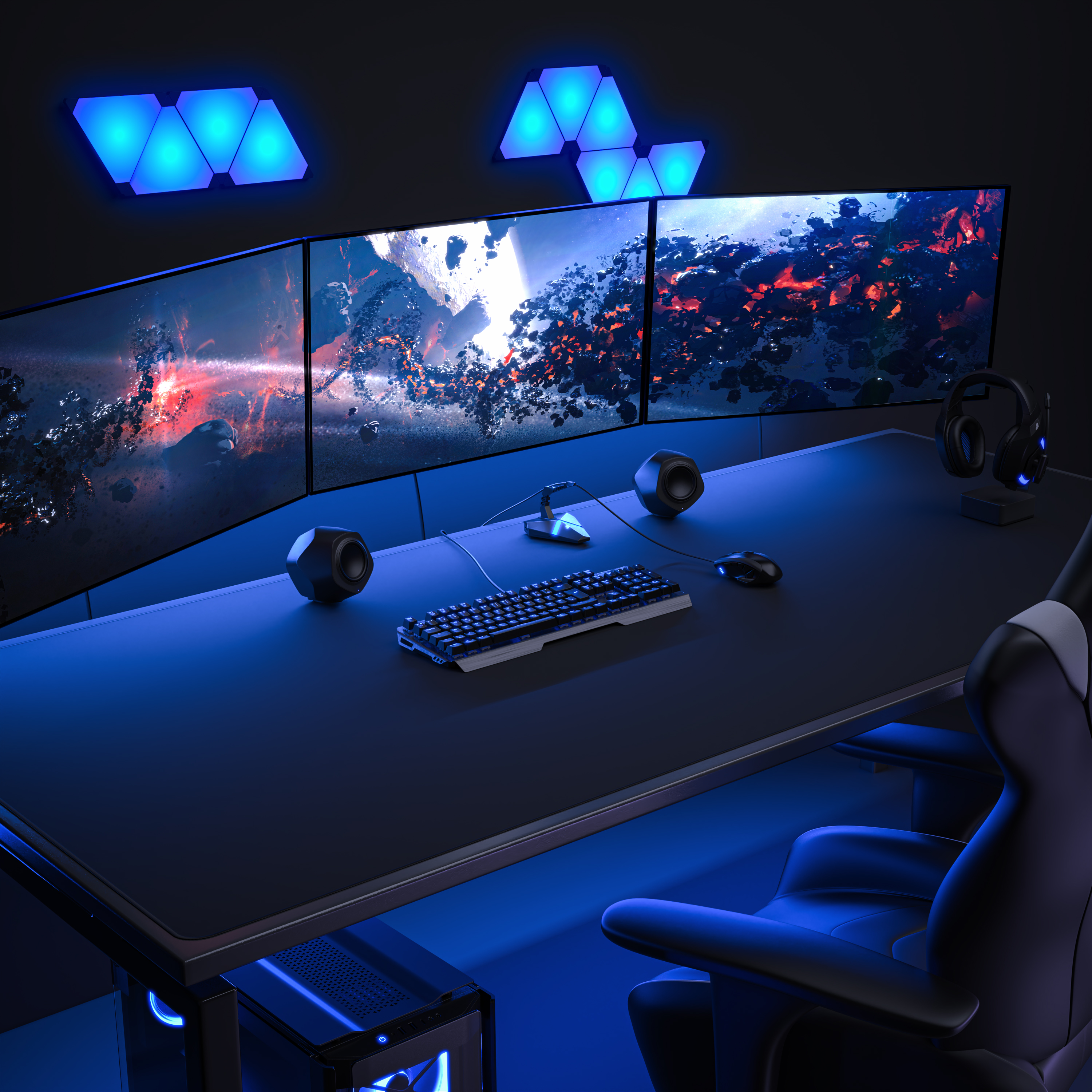 Ein dunkles Gaming-Setup mit drei Monitoren, blauer Beleuchtung, Tastatur, Maus, Lautsprechern und einem Stuhl.