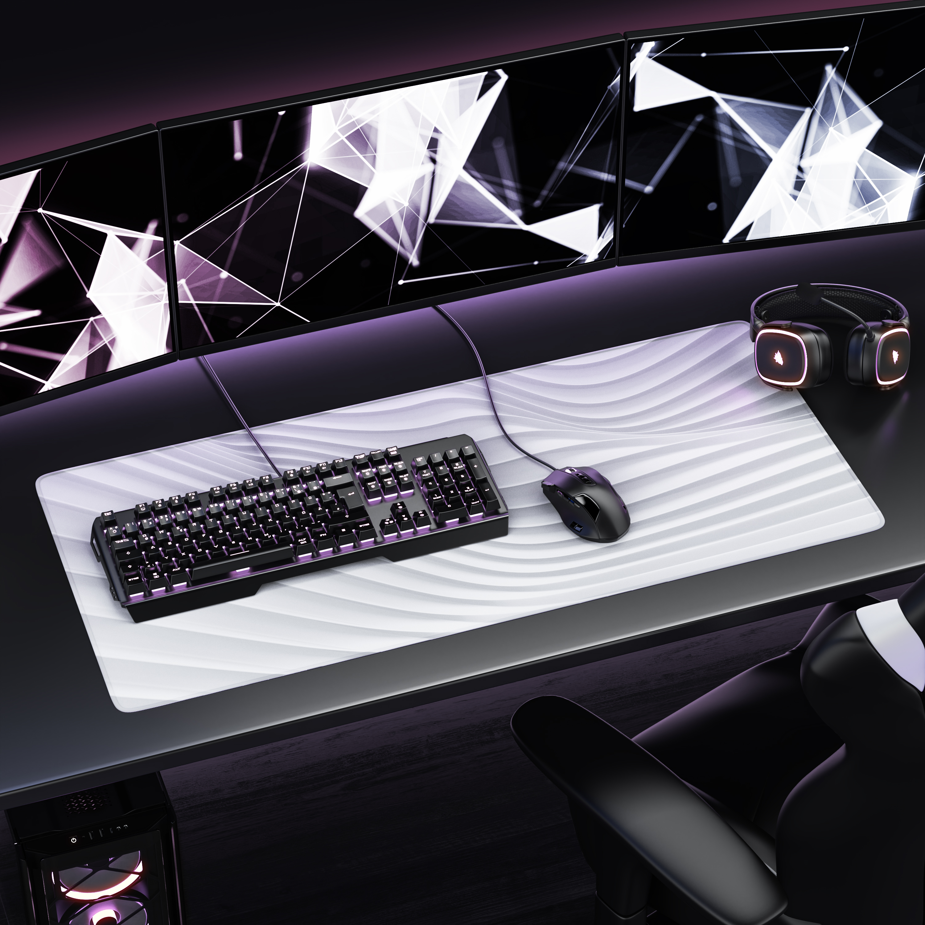 Ein Gaming-Schreibtisch mit drei Monitoren, Tastatur, Maus, Headset, Mauspad und Stuhl in violettem Licht.