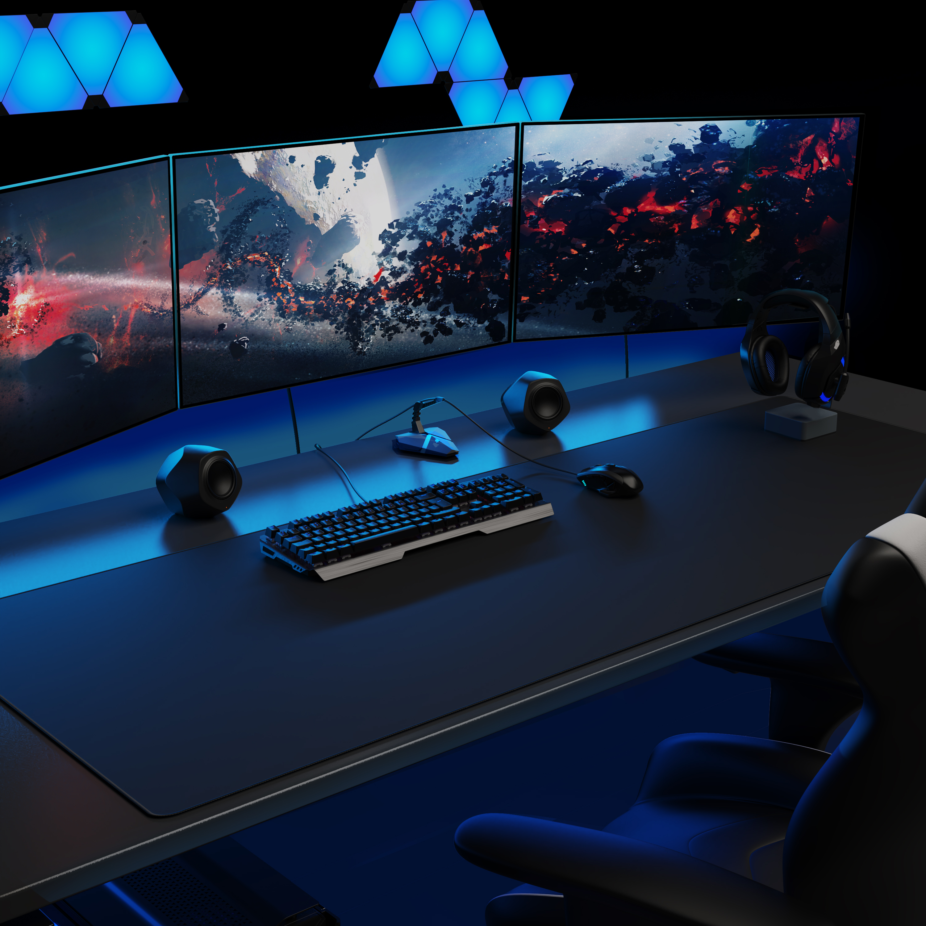 Gaming-Schreibtisch mit drei Monitoren, Tastatur, Maus, Lautsprechern, Kopfhörern und blauer Hintergrundbeleuchtung.