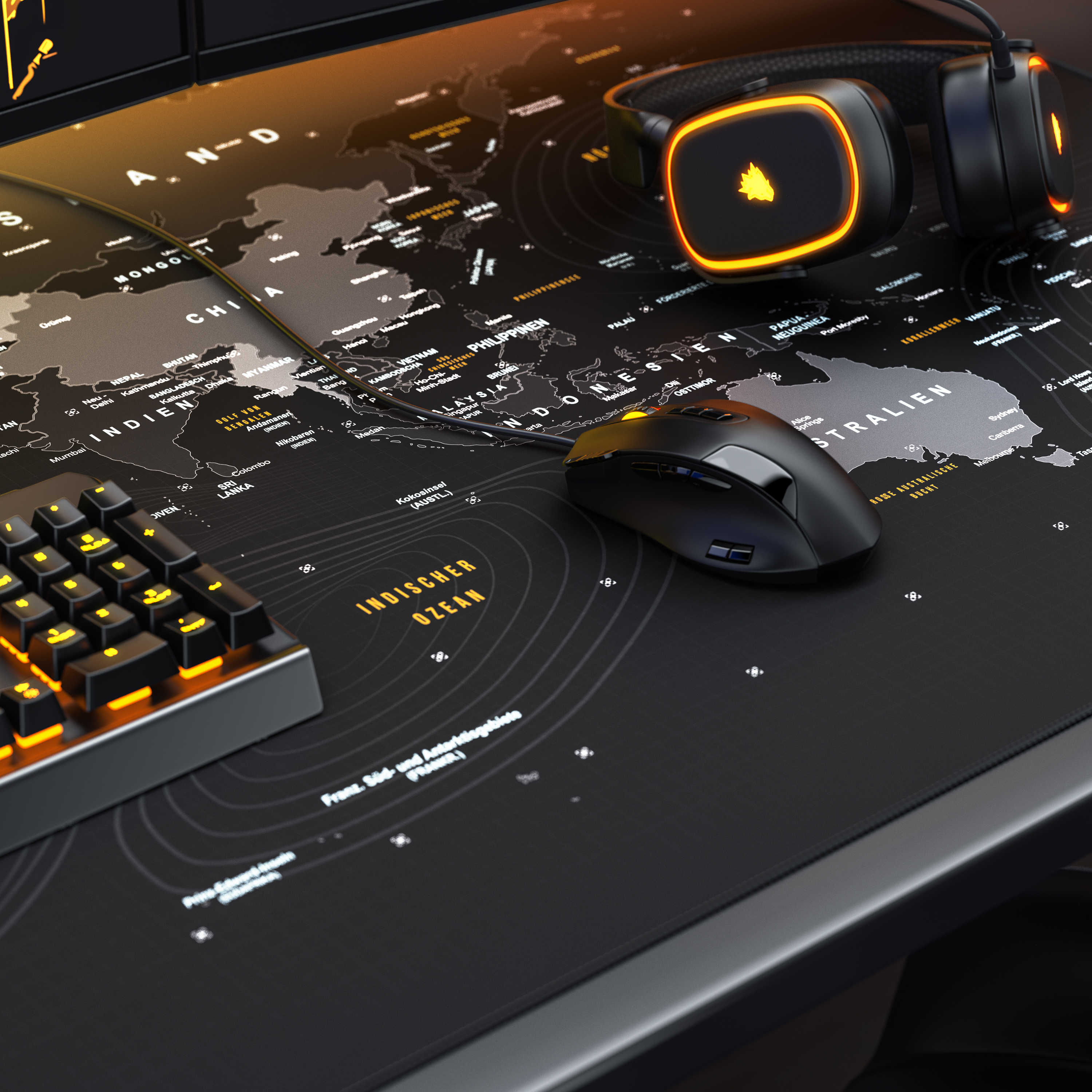 Gaming-Setup mit schwarzer Tastatur, Maus und leuchtend orangefarbenen Kopfhörern auf Weltkarte-Schreibtischunterlage.