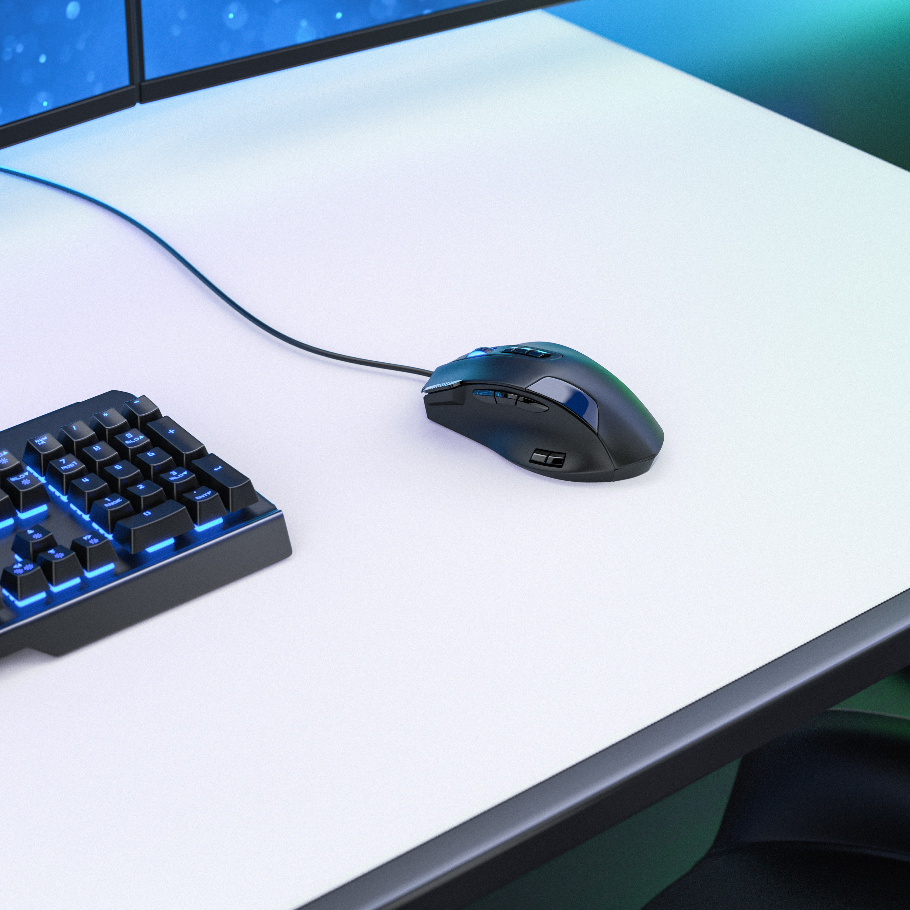 Eine schwarze kabelgebundene Maus und eine beleuchtete Tastatur liegen auf einem weißen Schreibtisch mit Monitor.