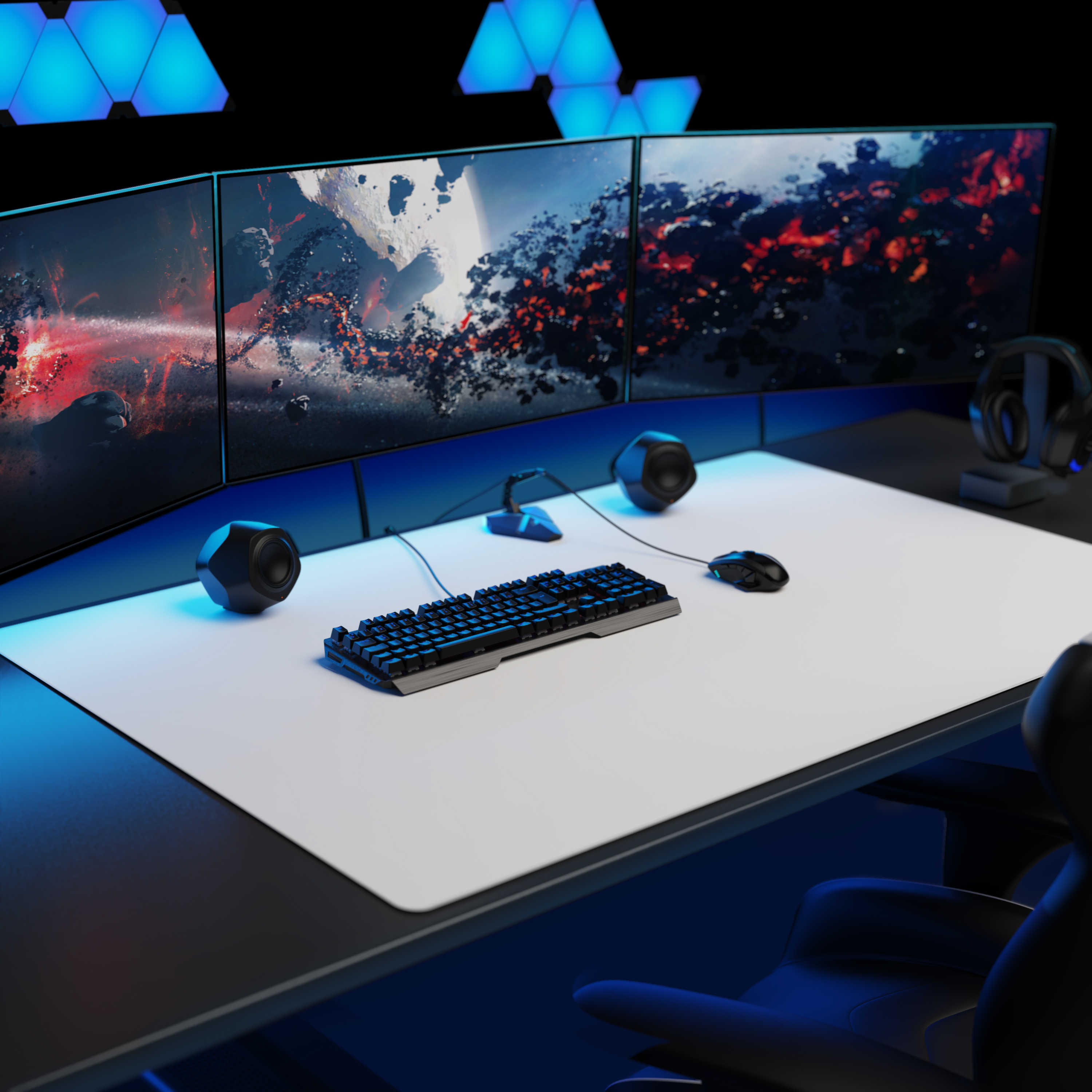 Ein Gaming-Schreibtisch mit drei Monitoren, Tastatur, Maus, Lautsprechern und blauer LED-Beleuchtung.