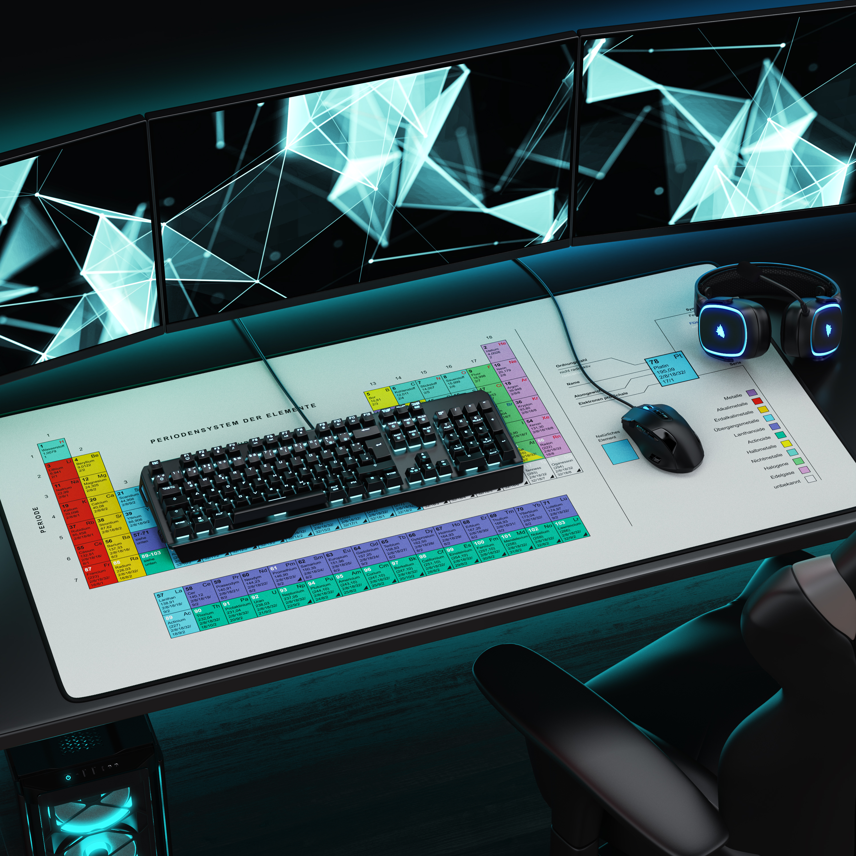 Ein Gaming-Schreibtisch mit drei Monitoren, Tastatur, Maus, Headset und einem Periodensystem als Mauspad.
