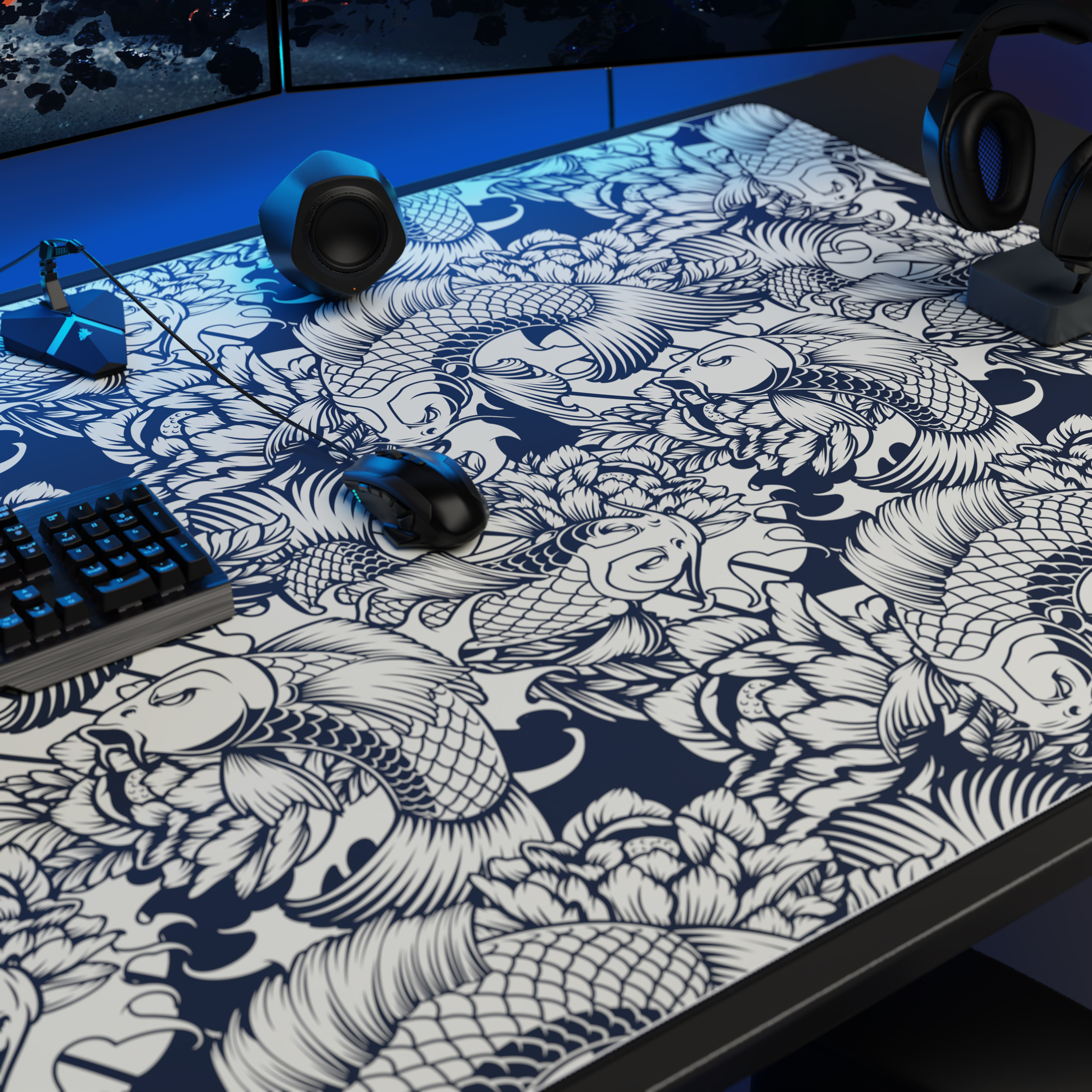 Ein blau-weißes Koi-Karpfen-Mauspad auf einem Schreibtisch mit Maus, Tastatur, Lautsprecher und Kopfhörern.