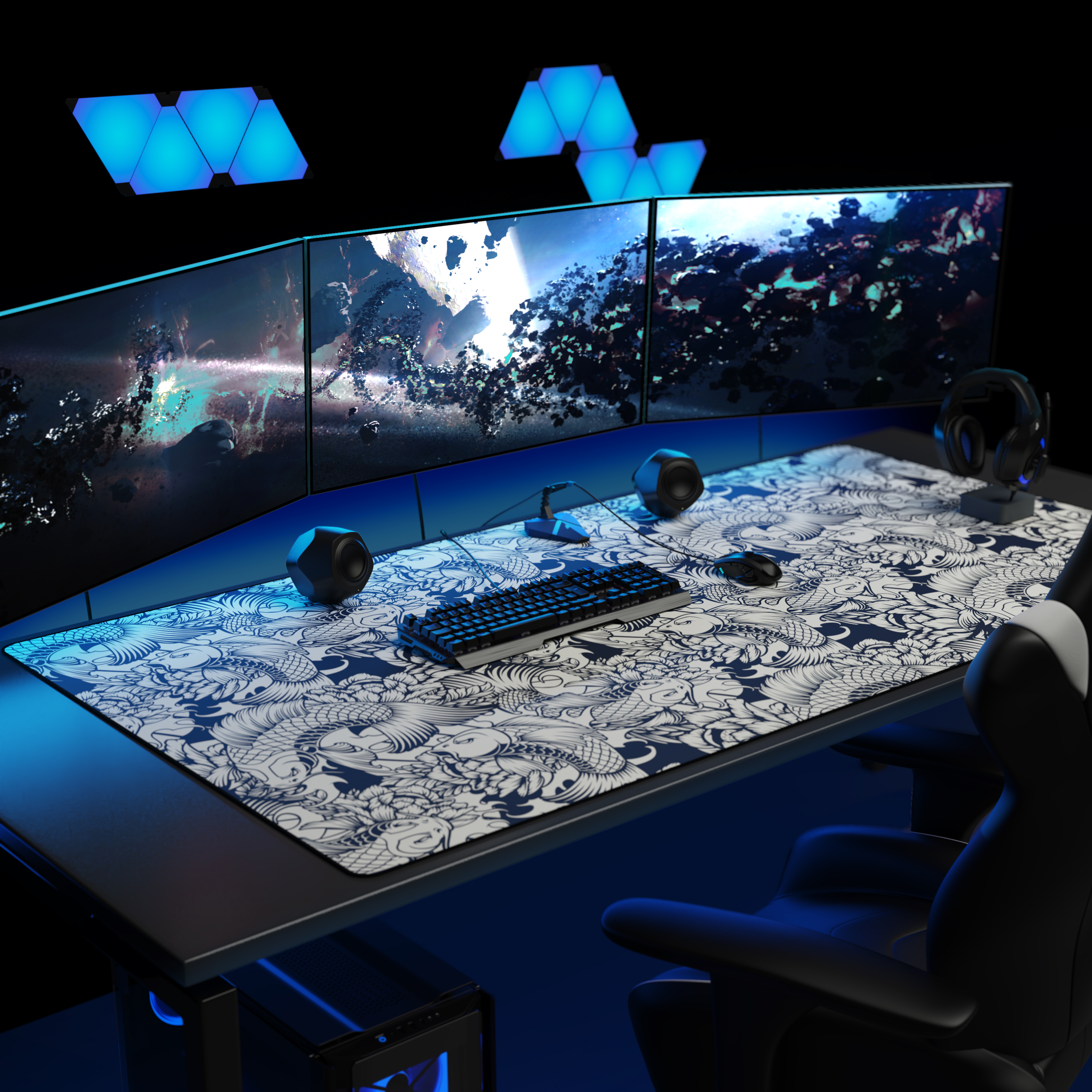 Ein Gaming-Schreibtisch mit drei Monitoren, einer Tastatur, einer Maus, Lautsprechern und blauer Wandbeleuchtung.