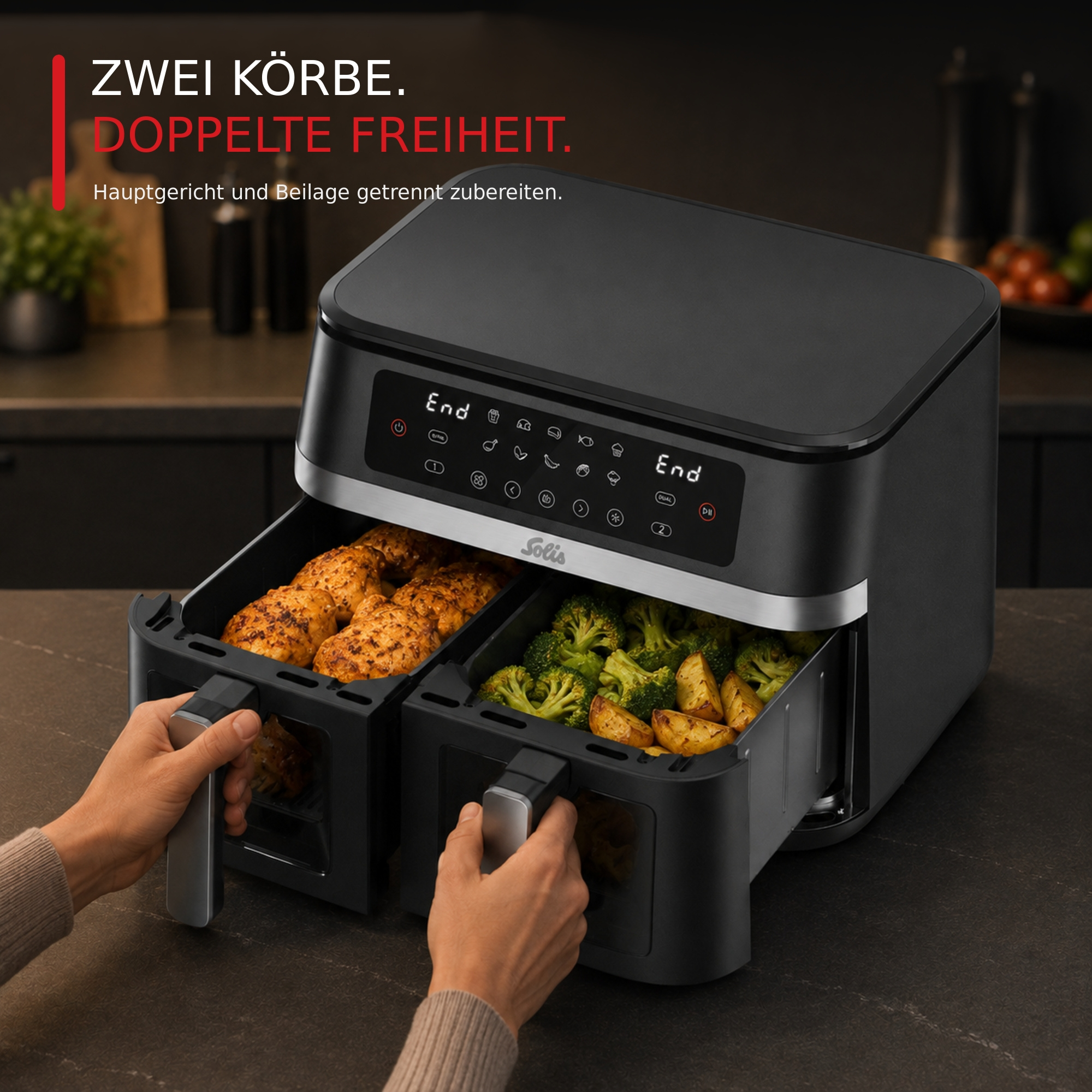 Eine schwarze Doppel-Heißluftfritteuse mit Hähnchen in der linken und Brokkoli mit Kartoffeln in der rechten Schublade.