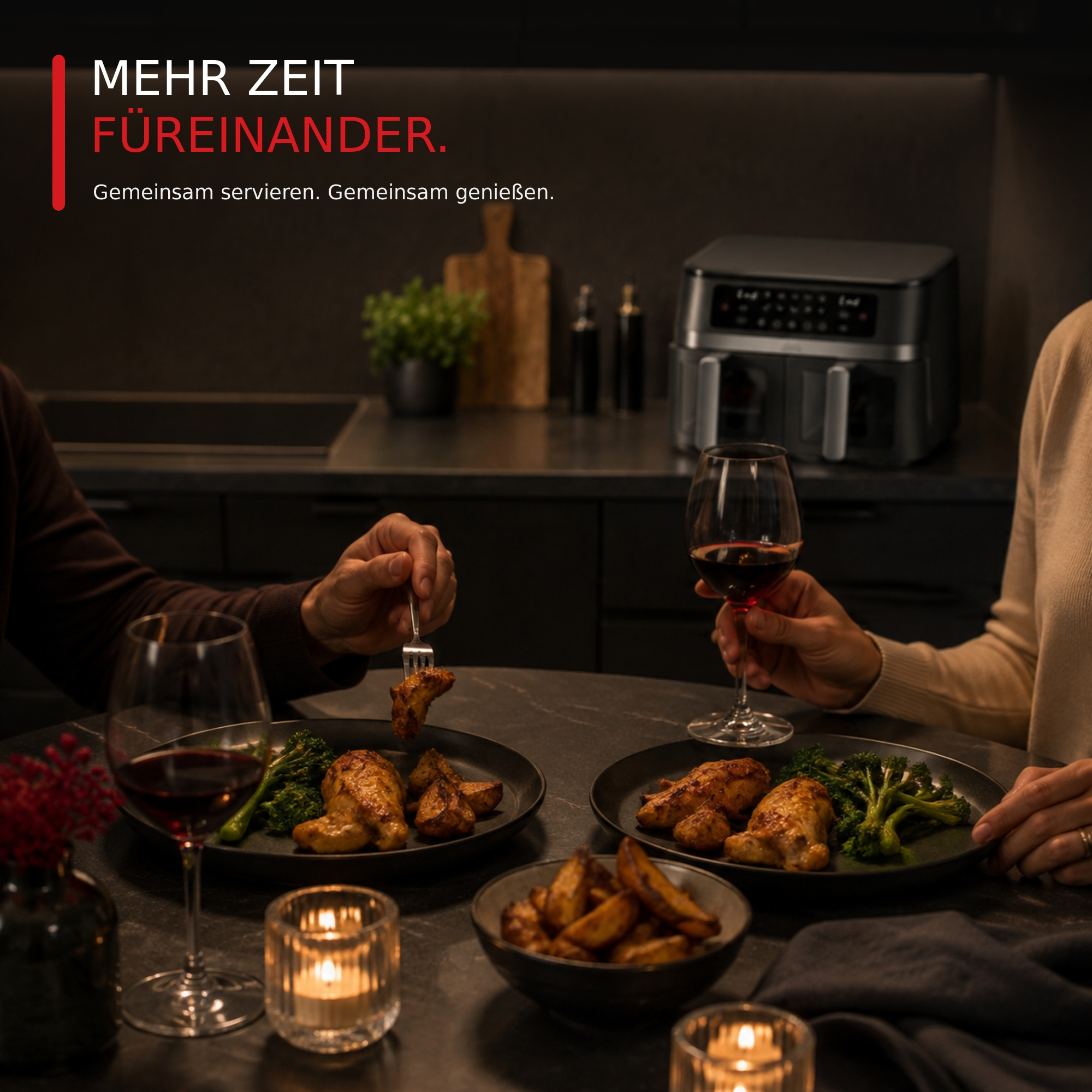Ein Paar genießt ein Abendessen mit Hähnchen, Kartoffeln, Brokkoli und Wein in einer modernen Küche.