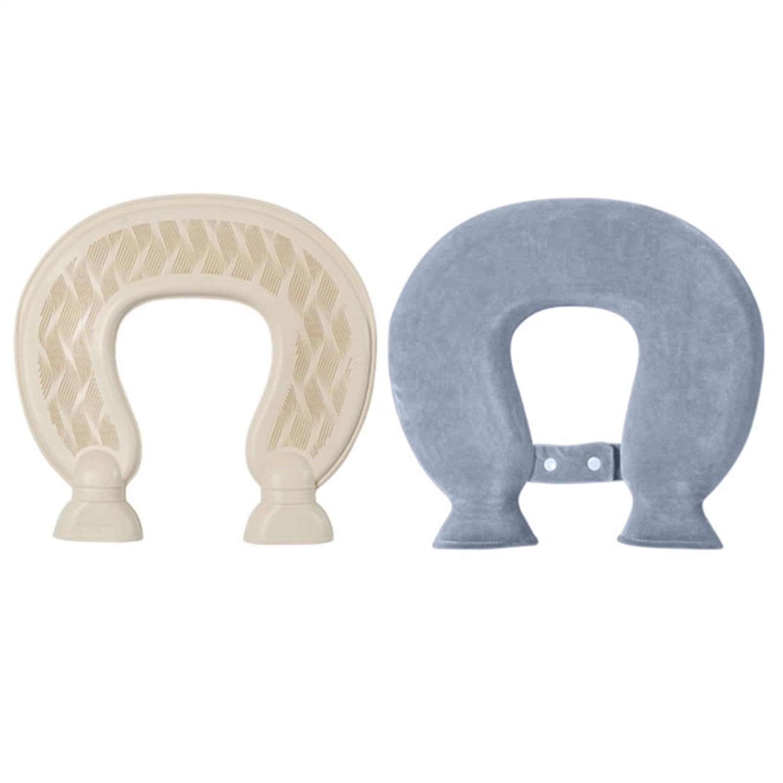 Zwei hufeisenförmige Wärmflaschen, eine beige aus Gummi und eine blaue mit Stoffbezug, auf weißem Hintergrund.