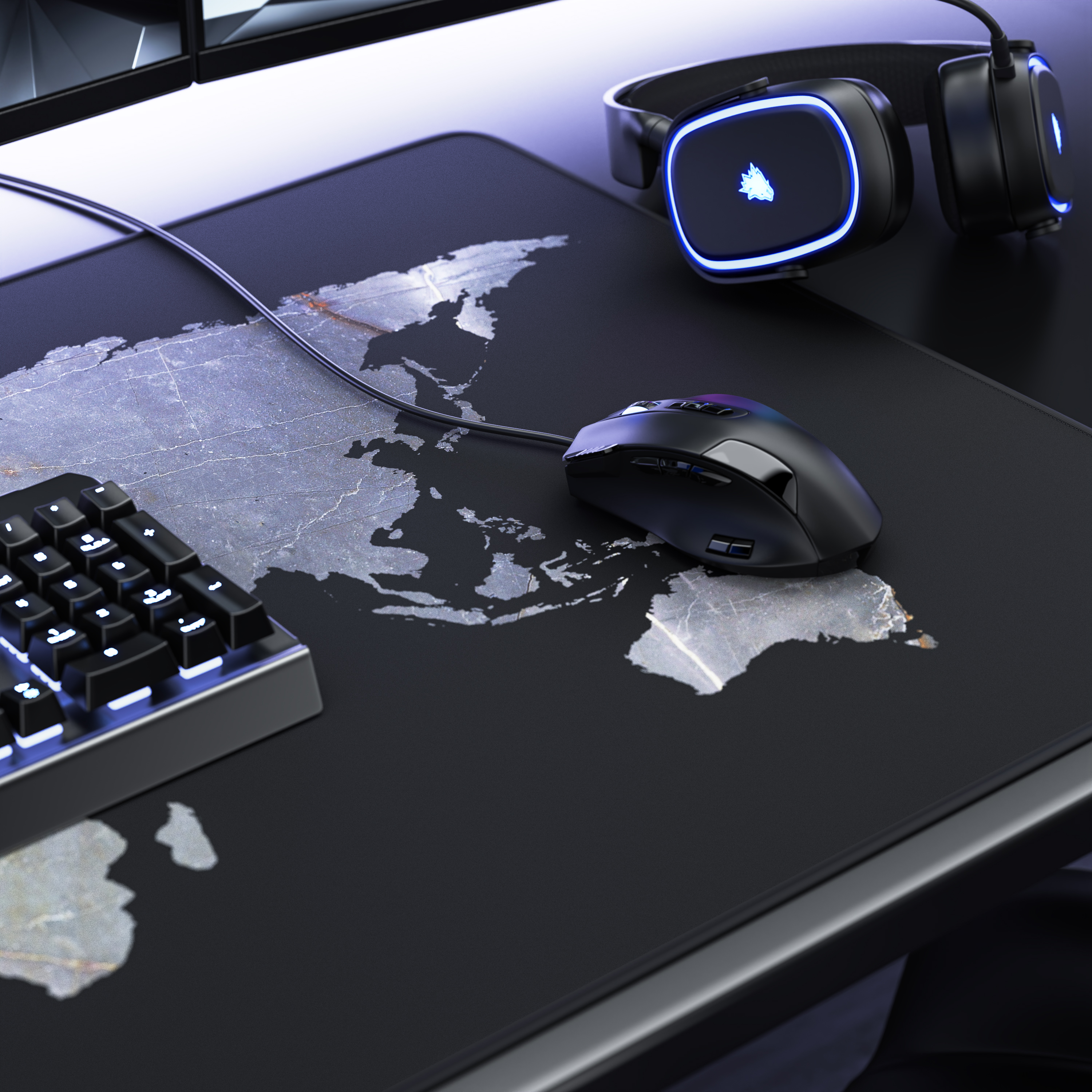 Ein Gaming-Setup mit Weltkarten-Mauspad, schwarzer Maus, leuchtender Tastatur und LED-Kopfhörern.