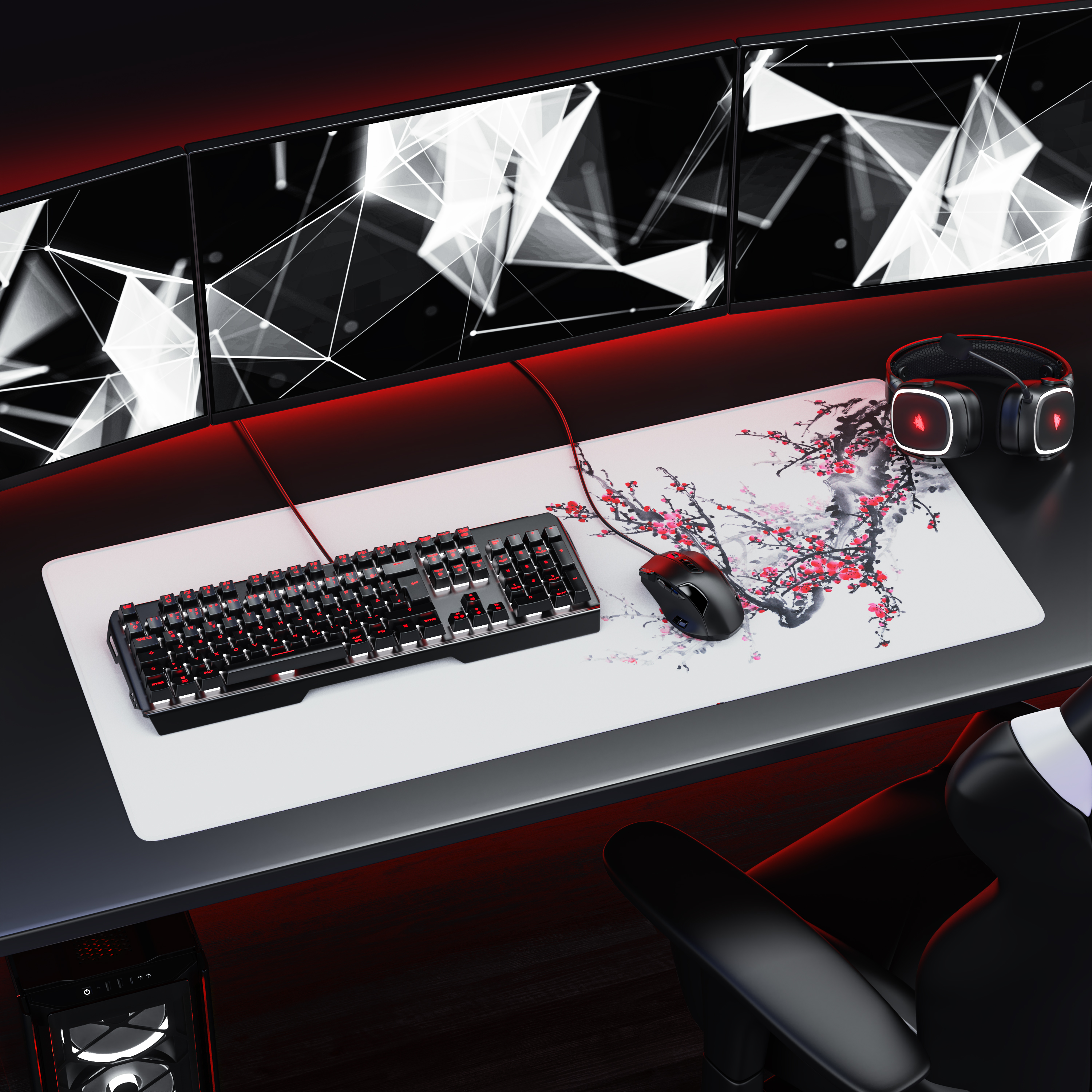 Ein Gaming-Setup mit drei Monitoren, Tastatur, Maus, Headset und Kirschblüten-Schreibtischunterlage mit roter Beleuchtung.