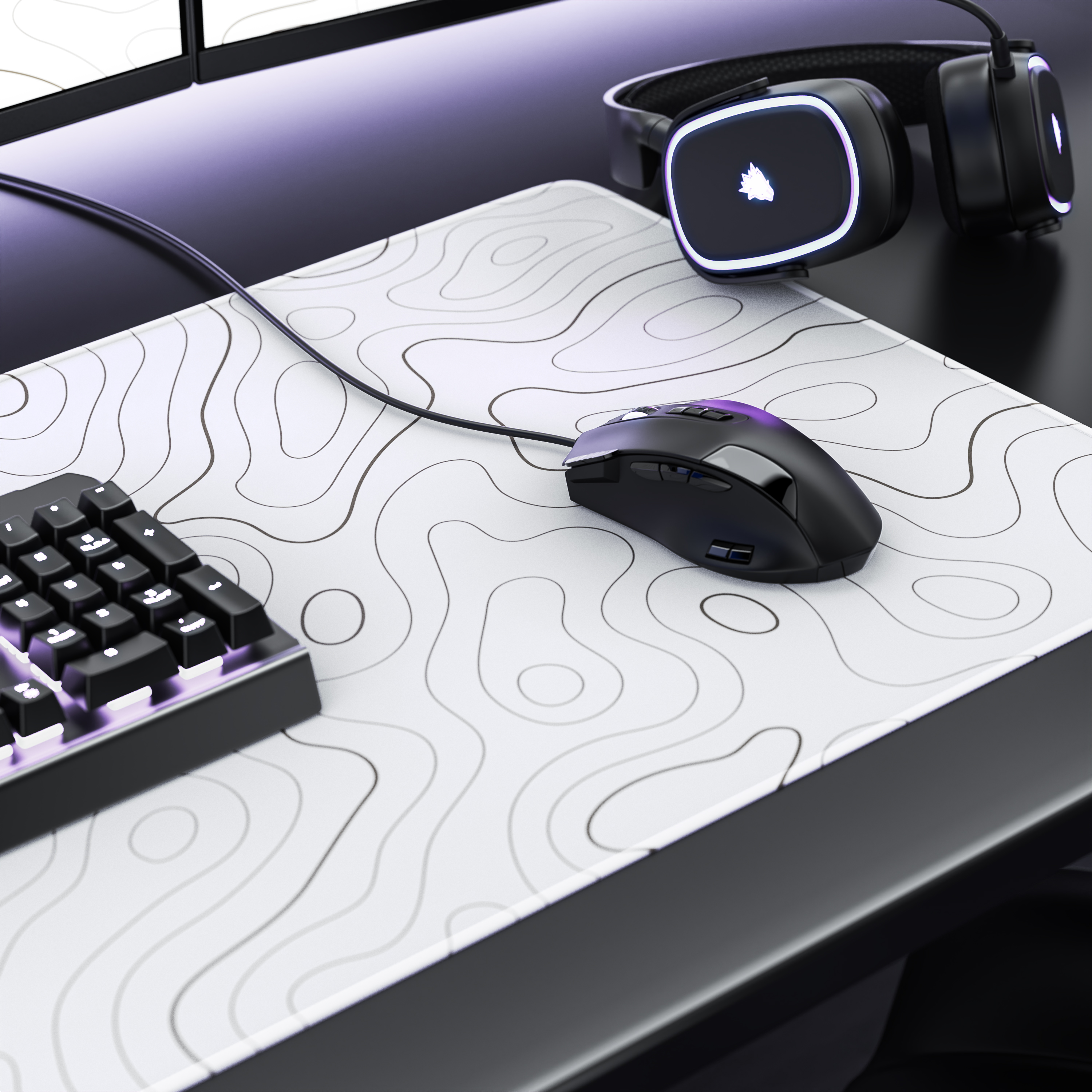 Schwarze Gaming-Maus, Tastatur und Kopfhörer auf einer weiß-schwarzen Unterlage.