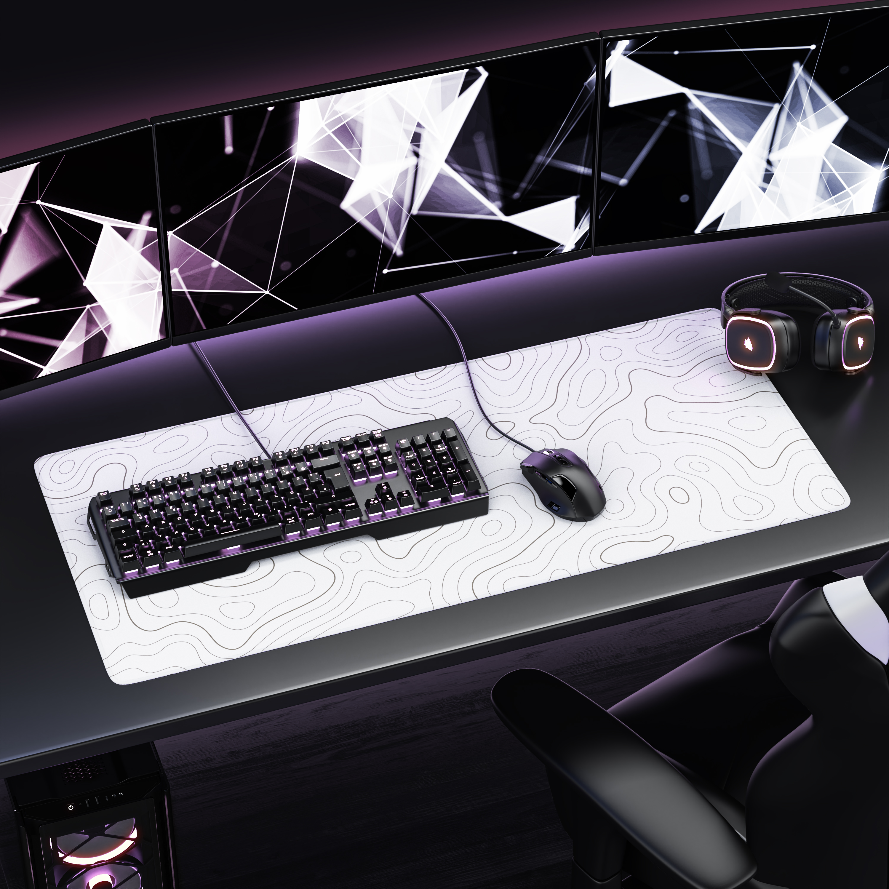 Gaming-Schreibtisch mit drei Monitoren, Tastatur, Maus, Headset und einem großen weißen Mauspad mit Linienmuster.