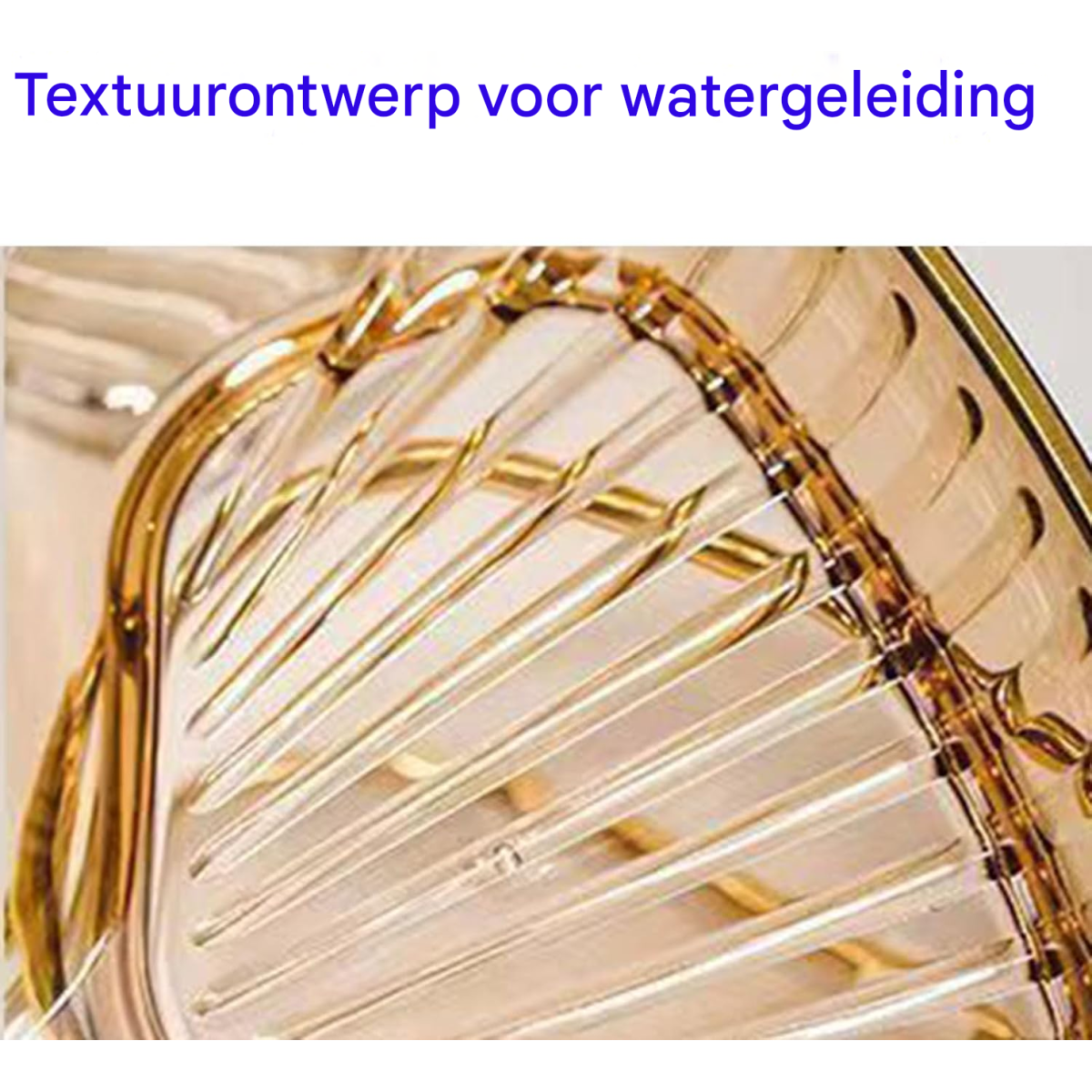 Nahaufnahme einer goldenen, strukturierten Glaswelle mit diagonalen Linien und sanftem Glanz.
