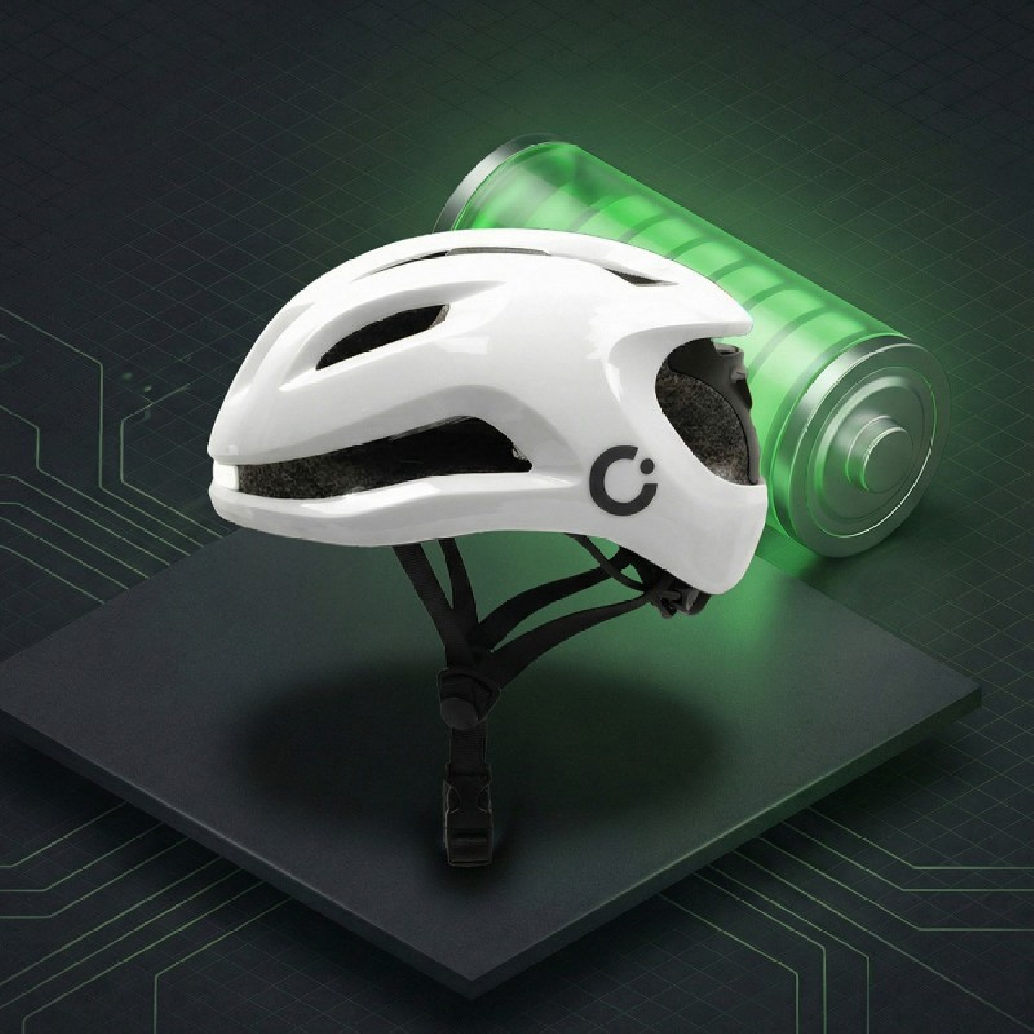 Un casco de bicicleta blanco sobre una plataforma oscura frente a una batería verde brillante en un fondo de cuadrícula.