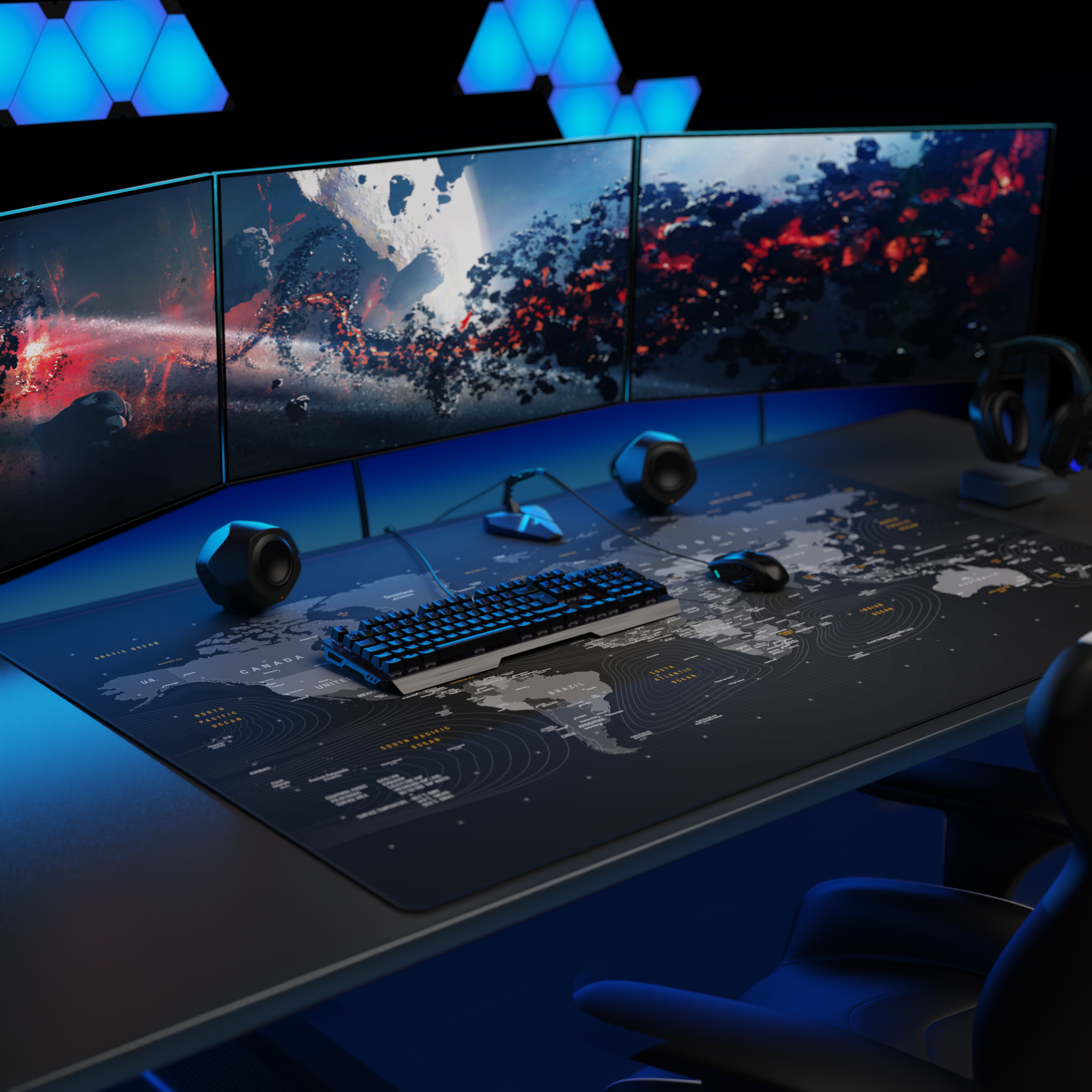 Ein Gaming-Schreibtisch mit drei Monitoren, einer Weltkarten-Mausmatte, Tastatur, Lautsprechern und blauer Beleuchtung.