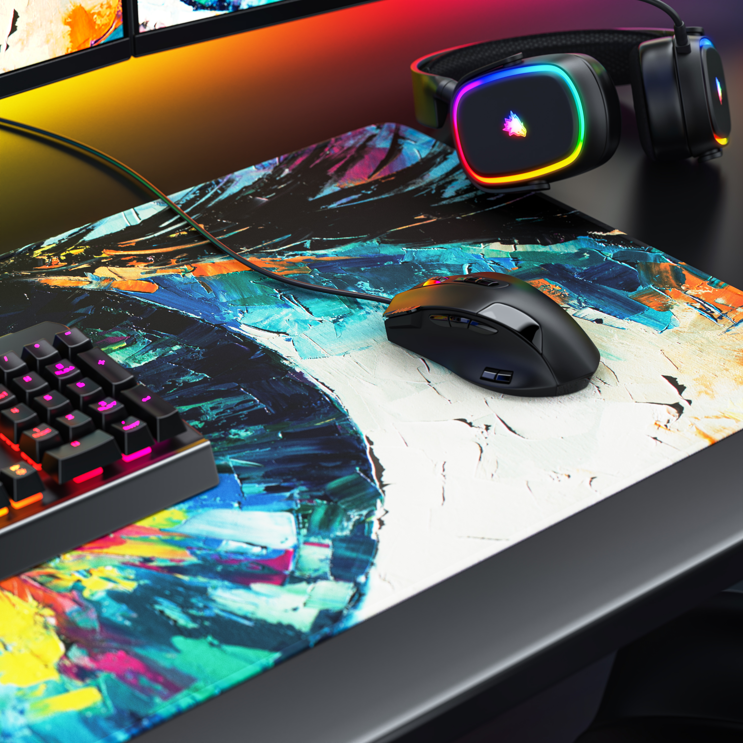 Gaming-Schreibtisch mit bunter Mausmatte, schwarzer Maus, beleuchteter Tastatur und RGB-Kopfhörern.