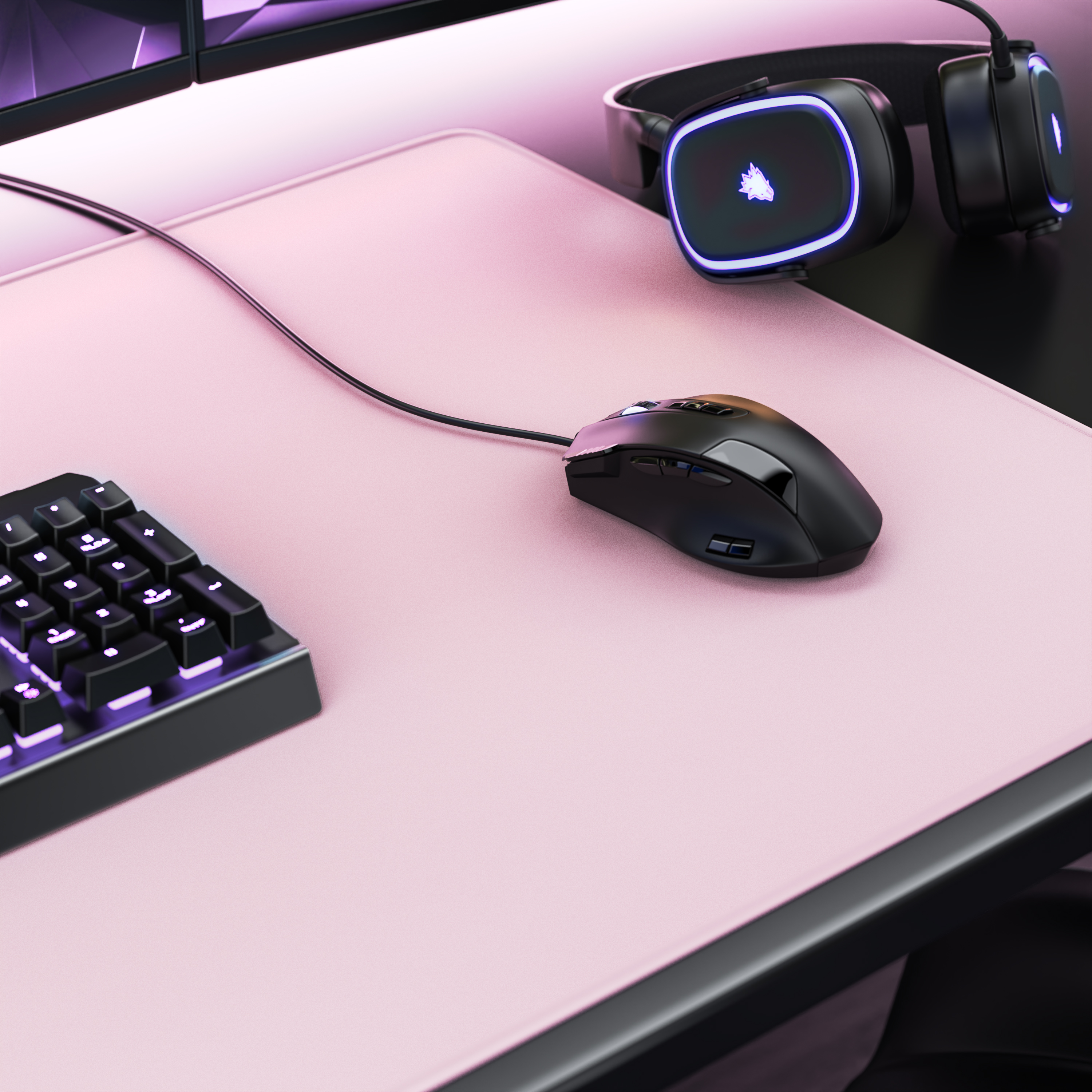 Gaming-Setup mit pinker Mausmatte, schwarzer Maus, beleuchteter Tastatur und Headset.