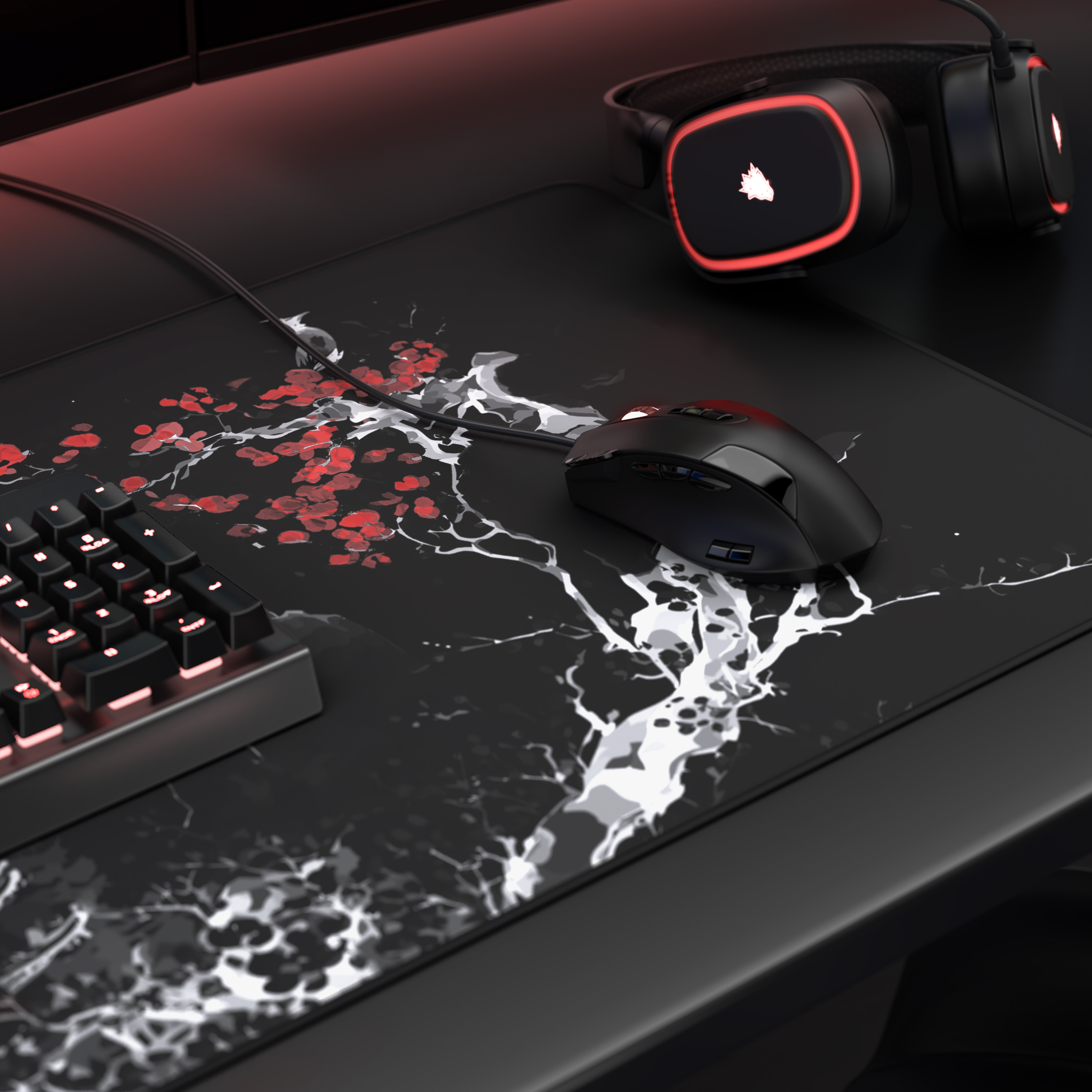 Gaming-Setup mit schwarzer Maus, Tastatur und rot beleuchtetem Headset auf einer gemusterten Schreibtischunterlage.