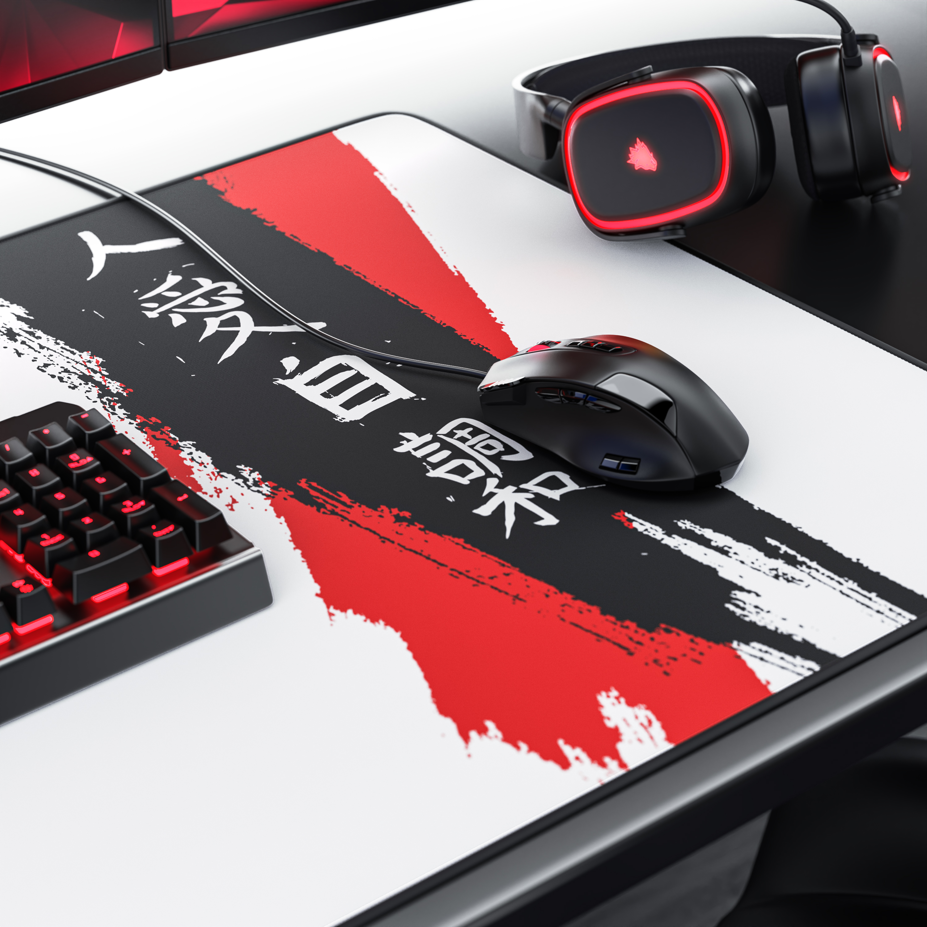 Ein Gaming-Setup mit einer rot-schwarz-weißen Mausmatte, einer schwarzen Maus, einer Tastatur und rot beleuchteten Kopfhörern.