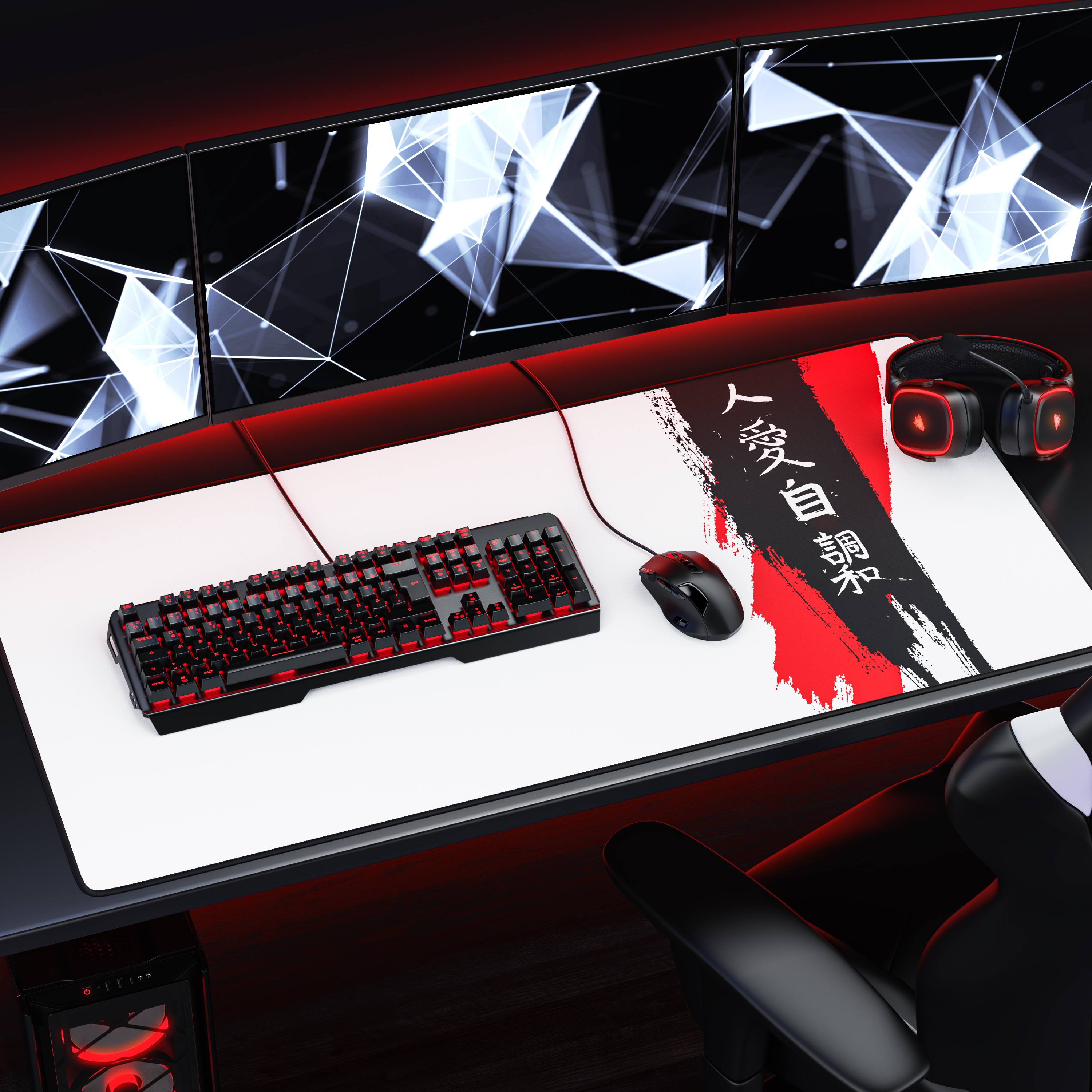 Gaming-Schreibtisch mit drei Monitoren, Tastatur, Maus, Headset und einem großen rot-weißen Mauspad.