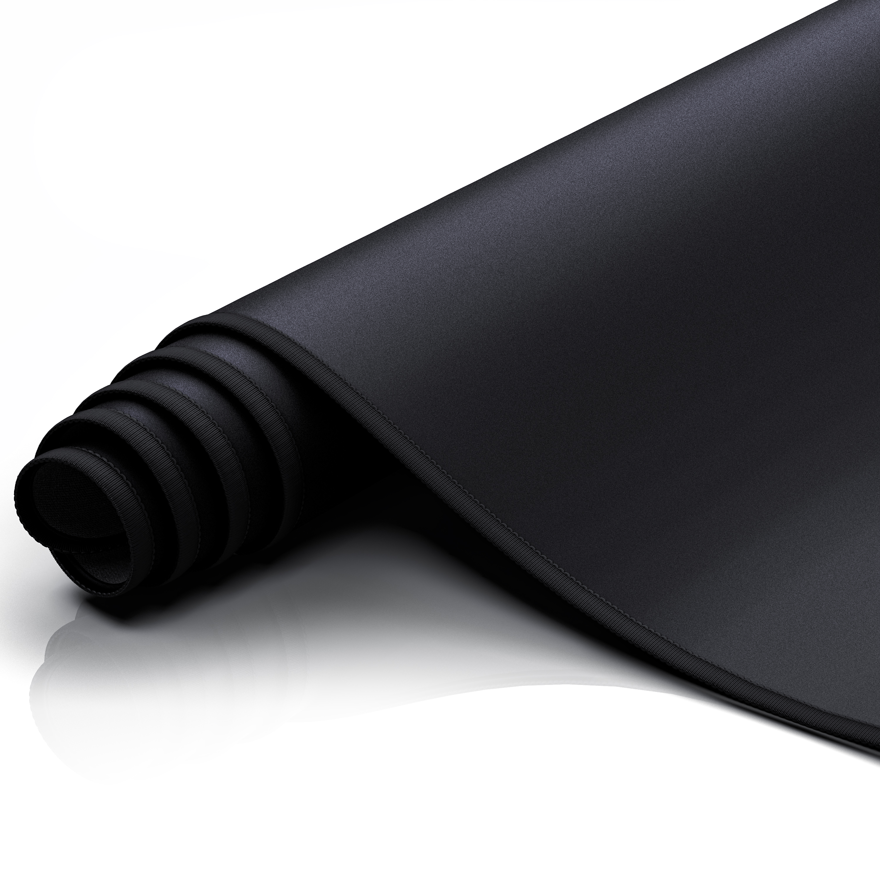 Eine zusammengerollte schwarze Matte mit genähten Rändern auf weißem Hintergrund.
