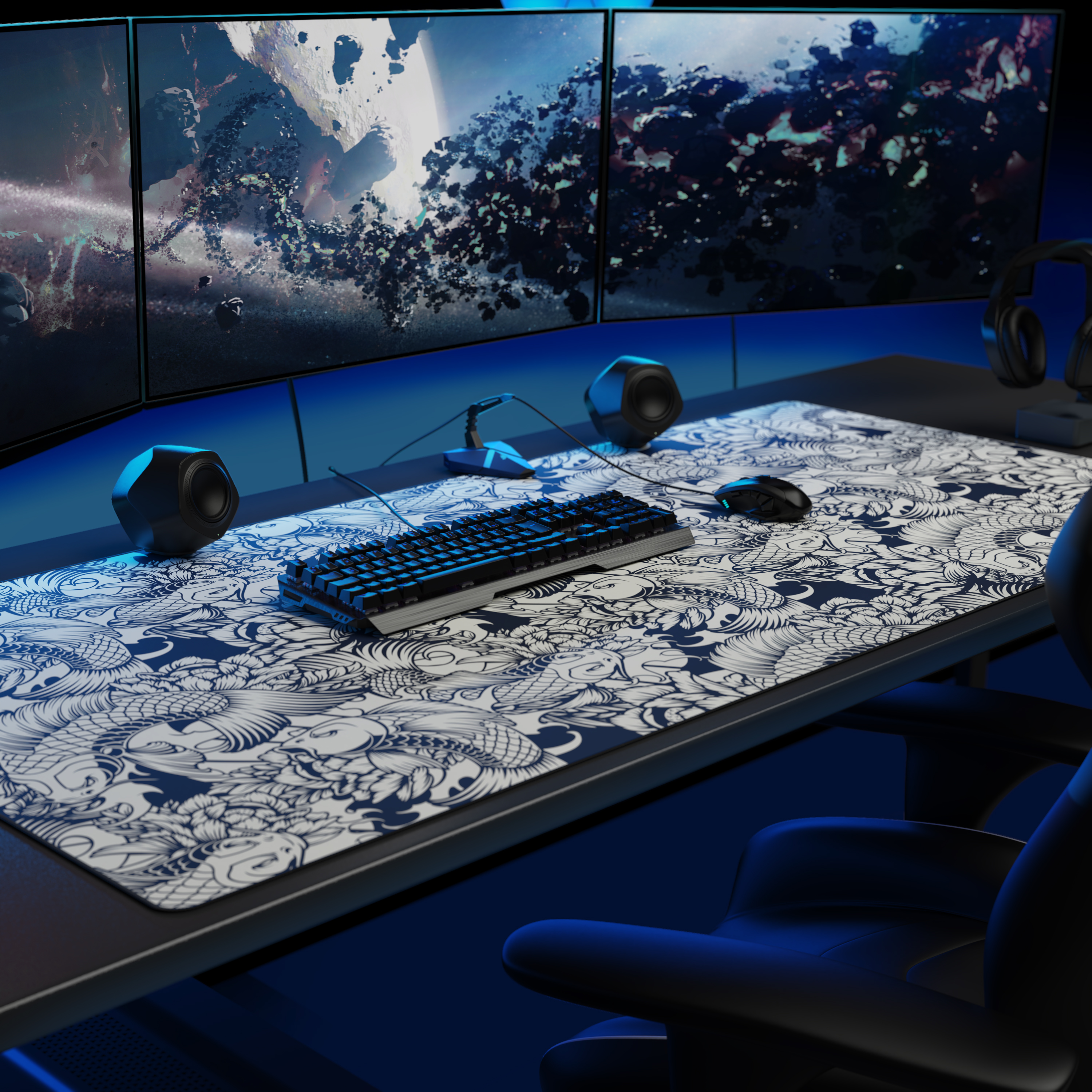Ein Gaming-Schreibtisch mit drei Monitoren, Tastatur, Maus, Lautsprechern und einem Stuhl im blauen Licht.