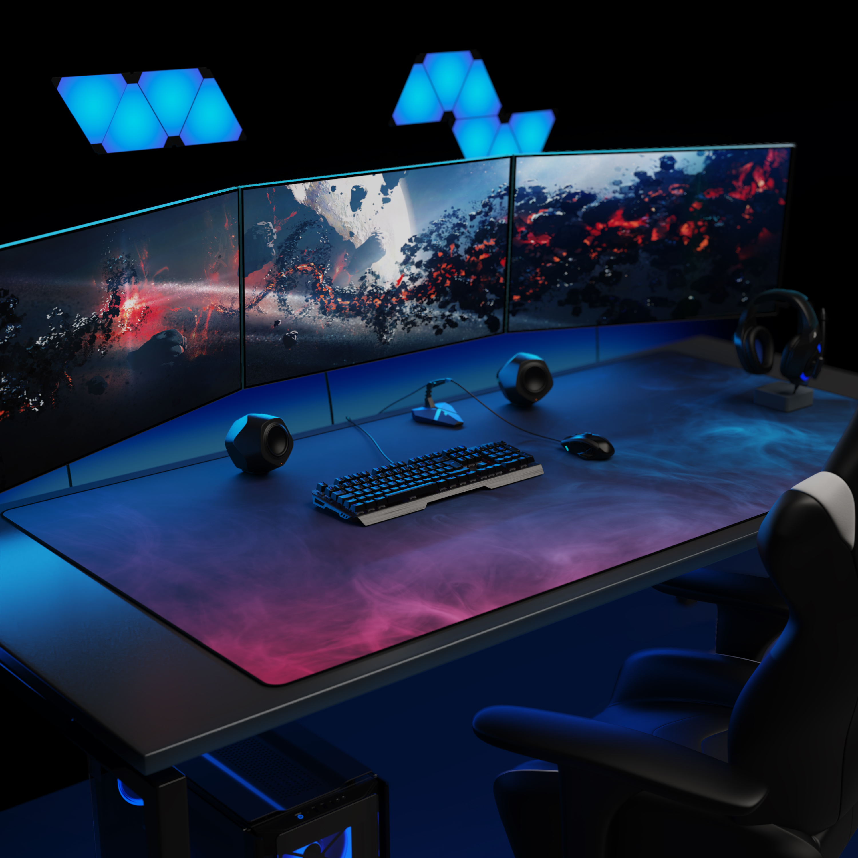 Gaming-Schreibtisch mit drei Monitoren, kosmischen Hintergrundbildern, Tastatur, Maus und Kopfhörern im blauen Licht.