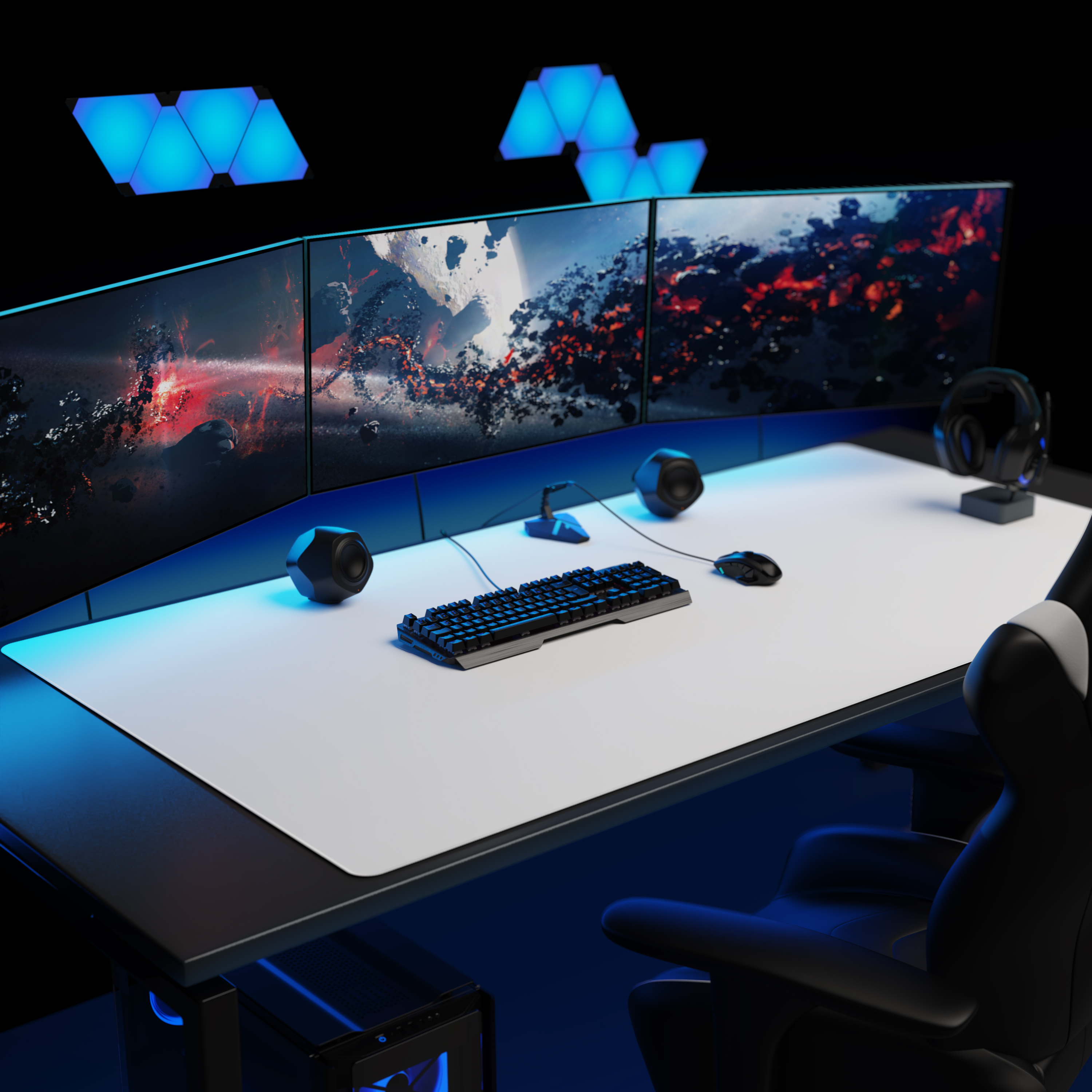 Ein Gaming-Setup mit drei Monitoren, Tastatur, Maus, Lautsprechern und blauer Beleuchtung in einem dunklen Raum.