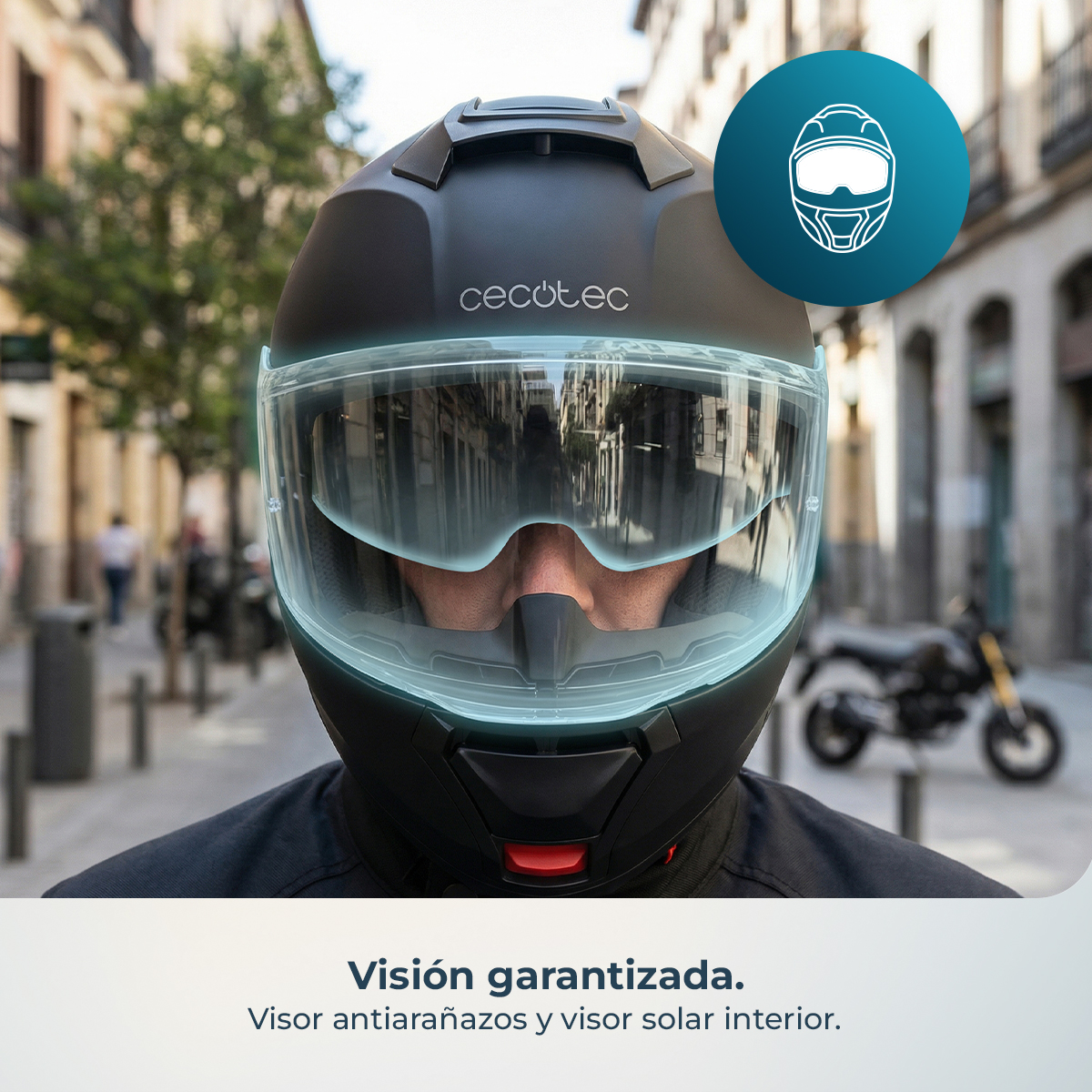 Persona con casco de moto negro Cecotec con visor transparente y parasol interior en una calle.