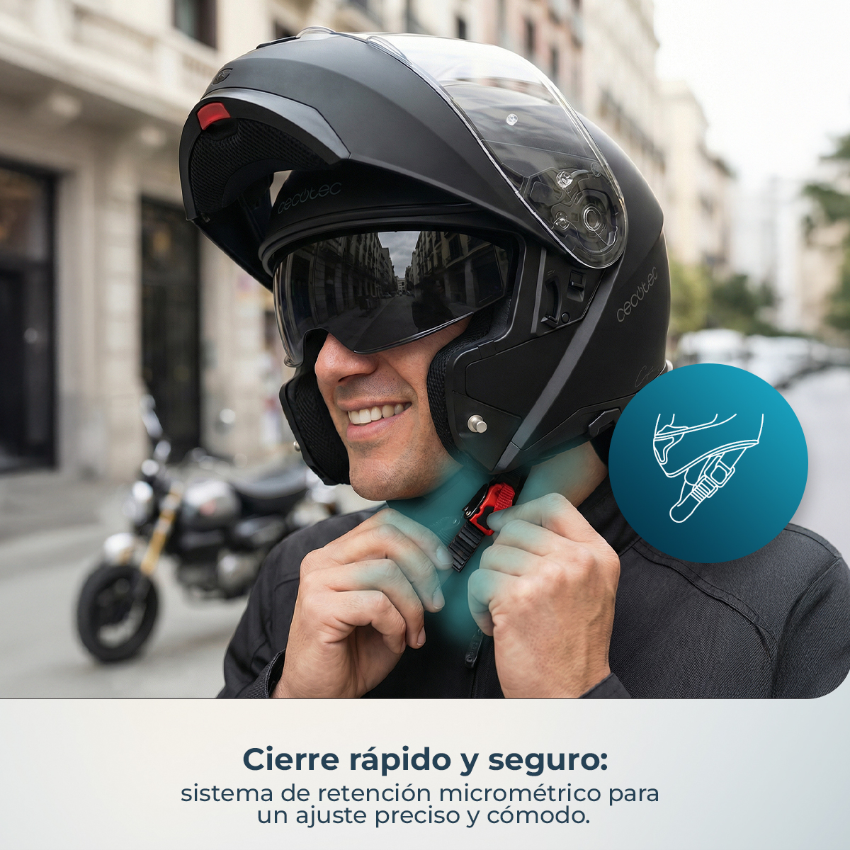 Un hombre sonriente ajusta el cierre rápido de un casco de moto modular negro.