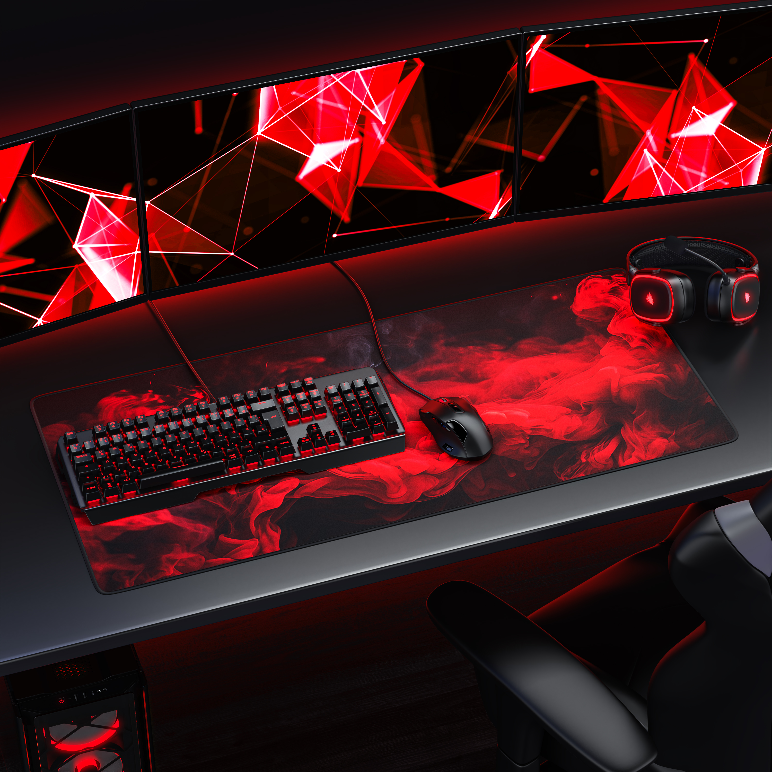Ein Gaming-Setup mit drei Monitoren, rotem abstrakten Hintergrund, Tastatur, Maus, Headset und einem Stuhl.