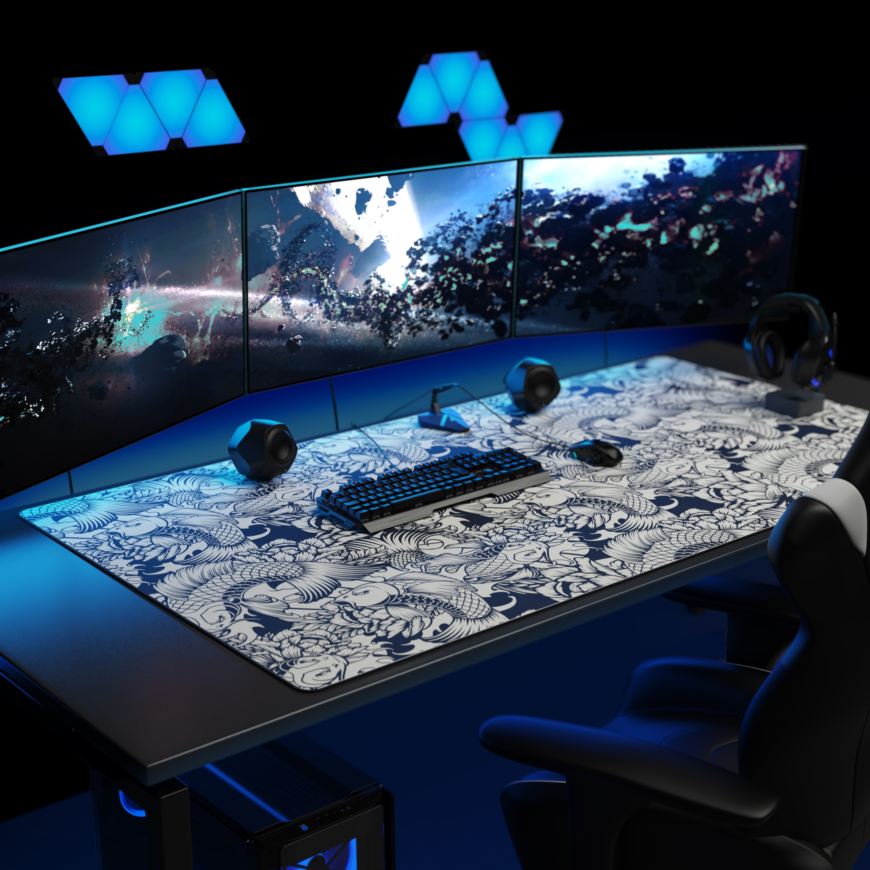 Ein Gaming-Schreibtisch mit drei Monitoren, einer großen gemusterten Unterlage, Tastatur, Maus und blauer Hintergrundbeleuchtung.