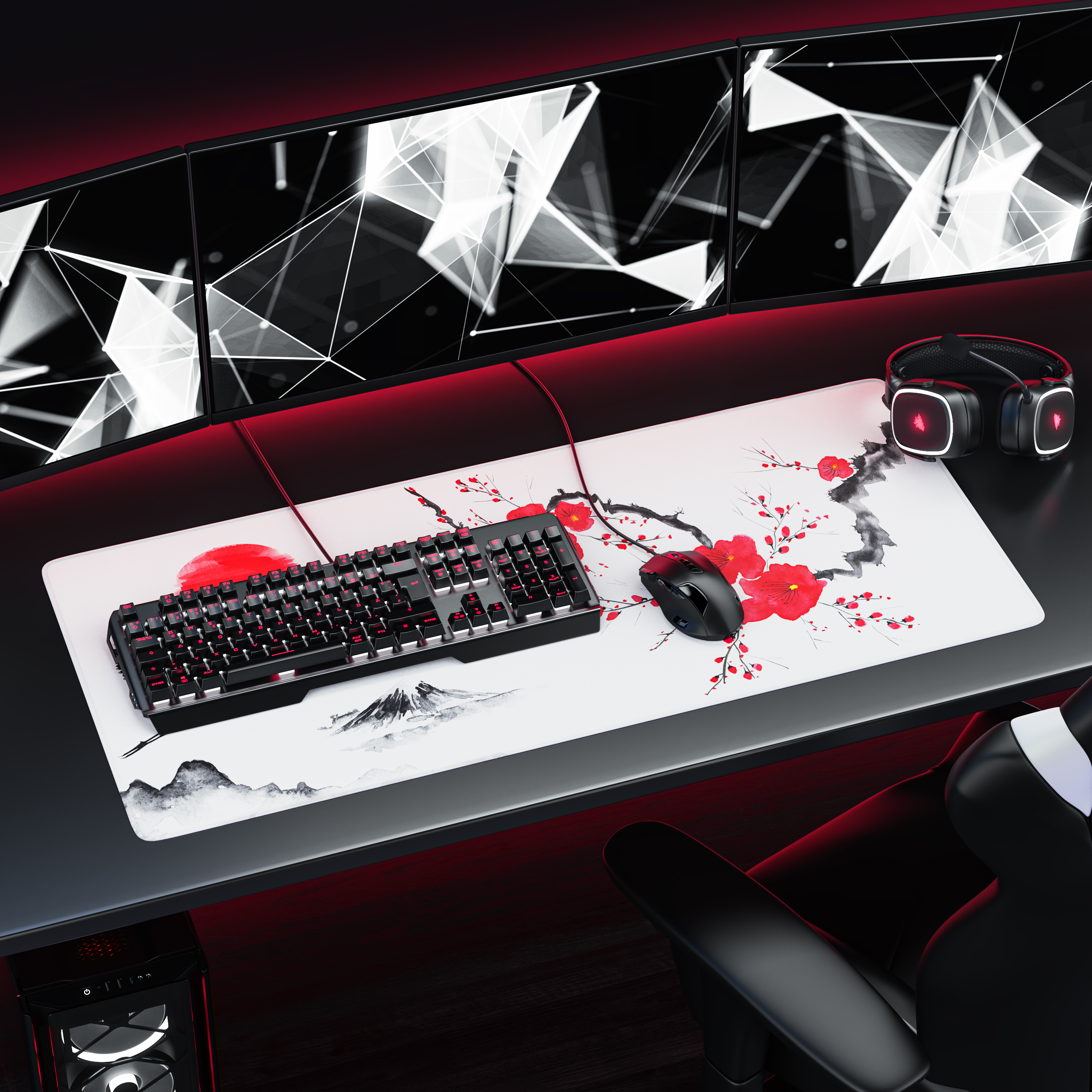 Gaming-Schreibtisch mit drei Monitoren, Tastatur, Maus, Headset und einem großen japanischen Blüten-Mauspad.