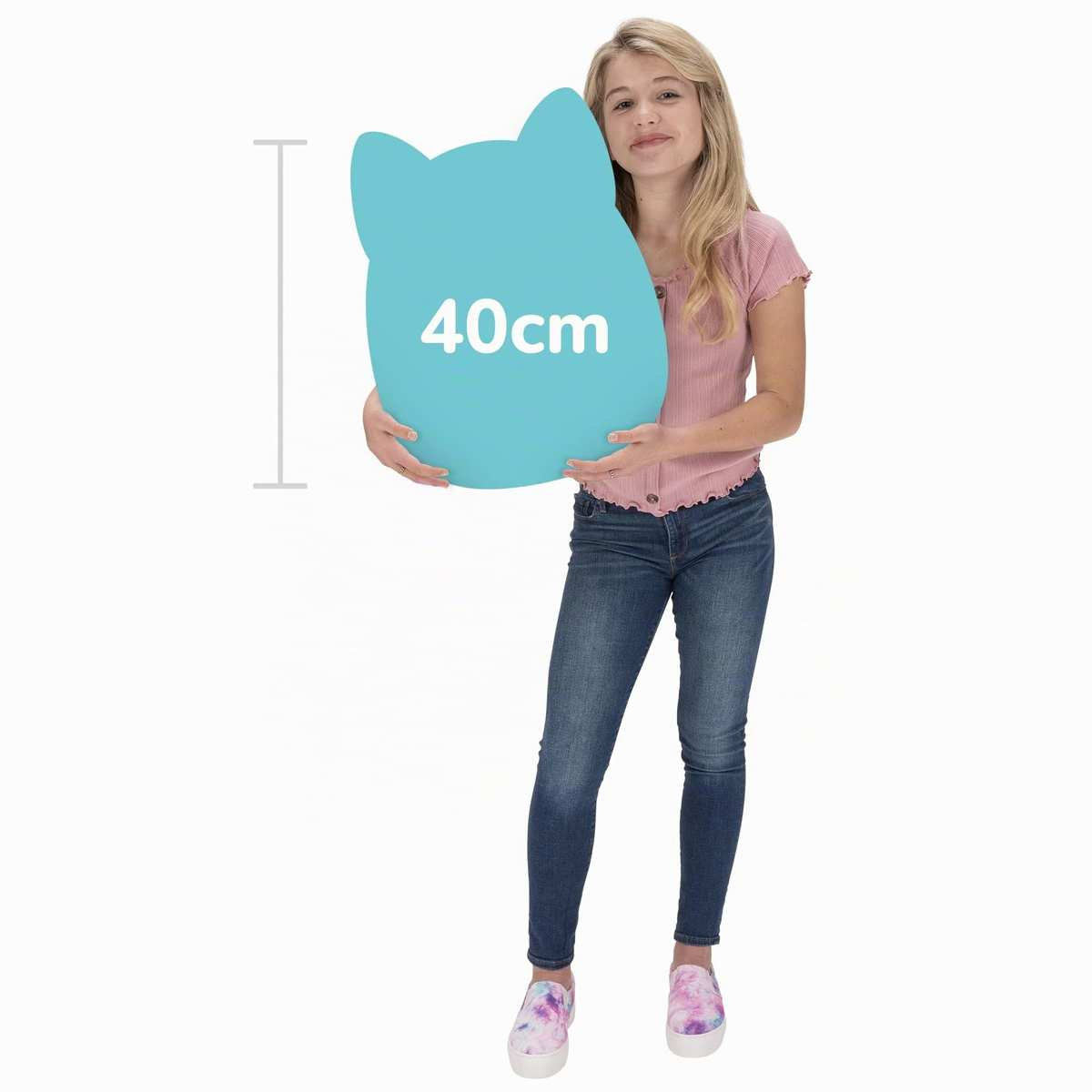 Une jeune fille tenant un grand coussin bleu en forme de chat avec le texte 40cm, sur fond blanc.