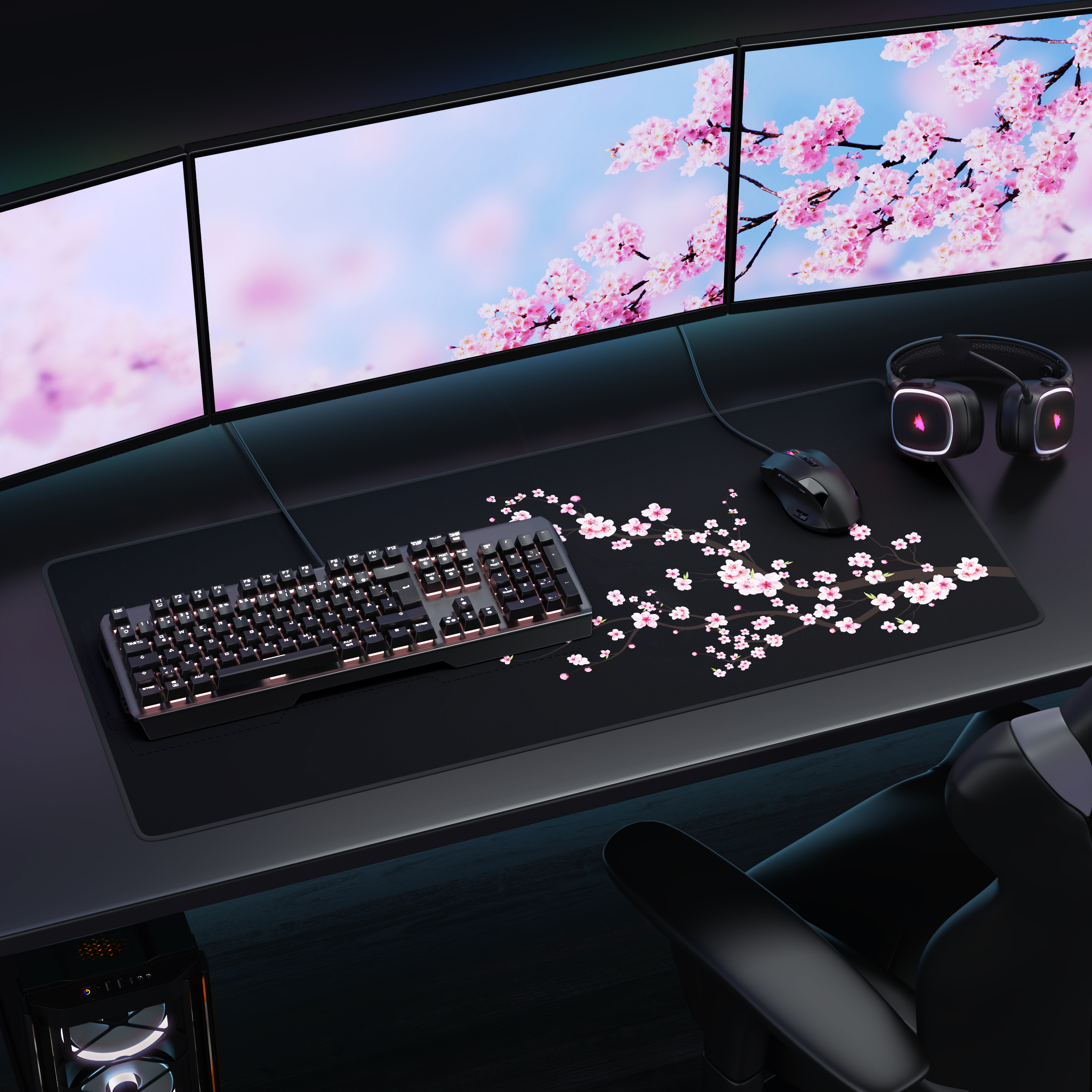 Gaming-Setup mit drei Monitoren, Tastatur, Maus, Kopfhörern und Kirschblüten-Schreibtischunterlage.